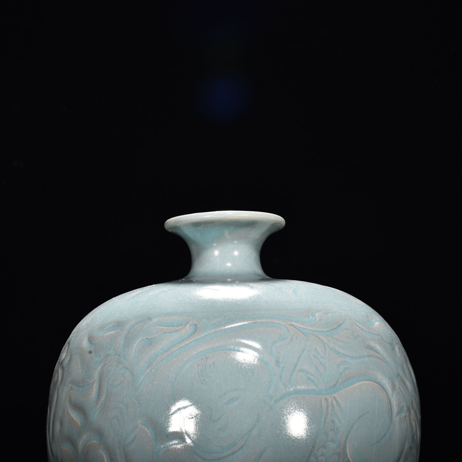 Song Dynasty Ru kiln azure glazed vase with floral patterns