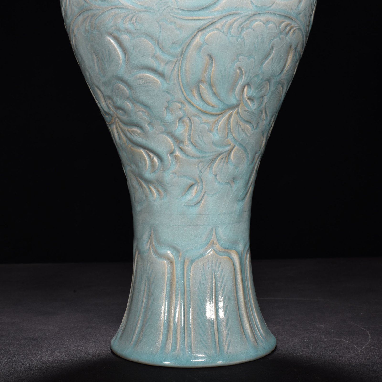 Song Dynasty Ru kiln azure glazed vase with floral patterns