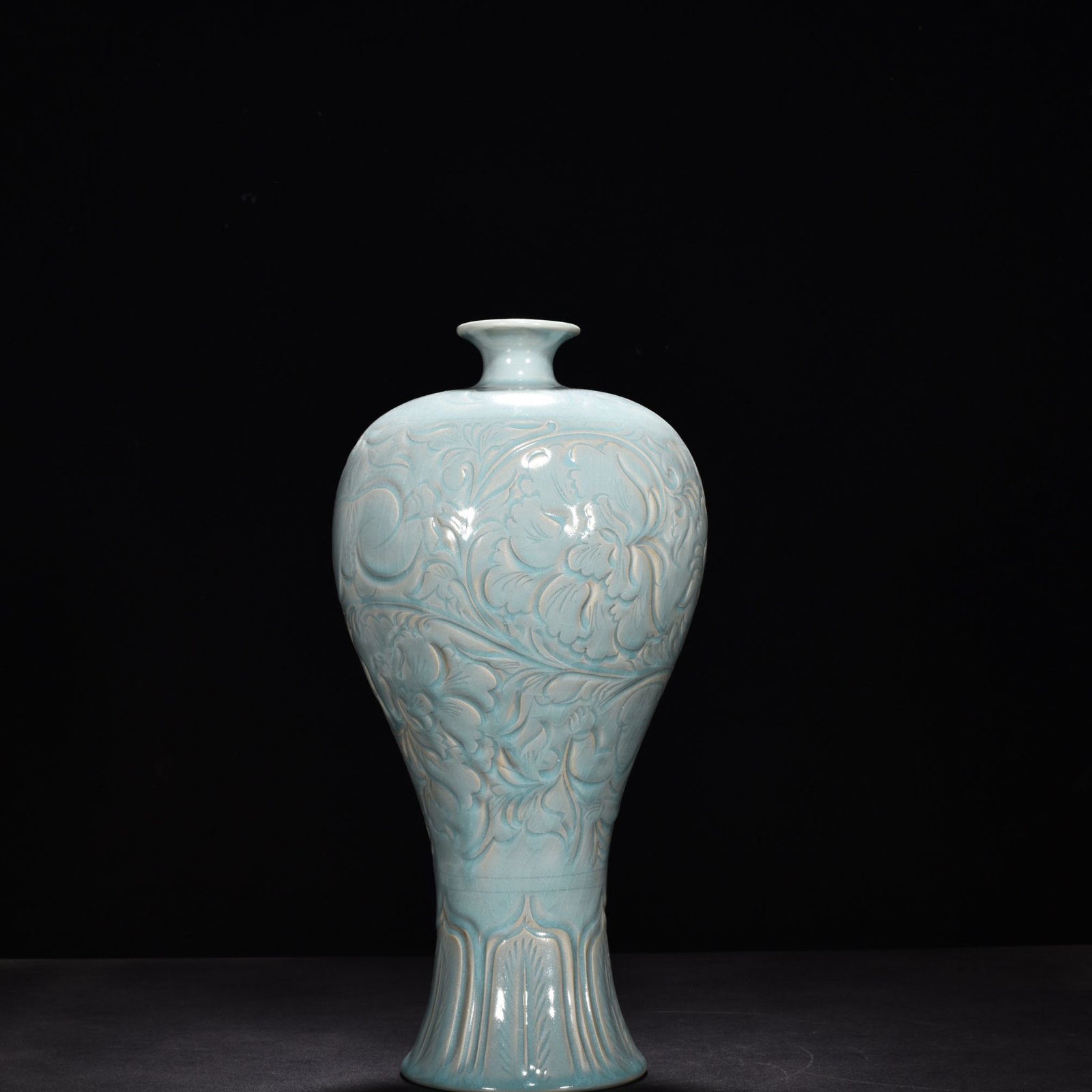 Song Dynasty Ru kiln azure glazed vase with floral patterns