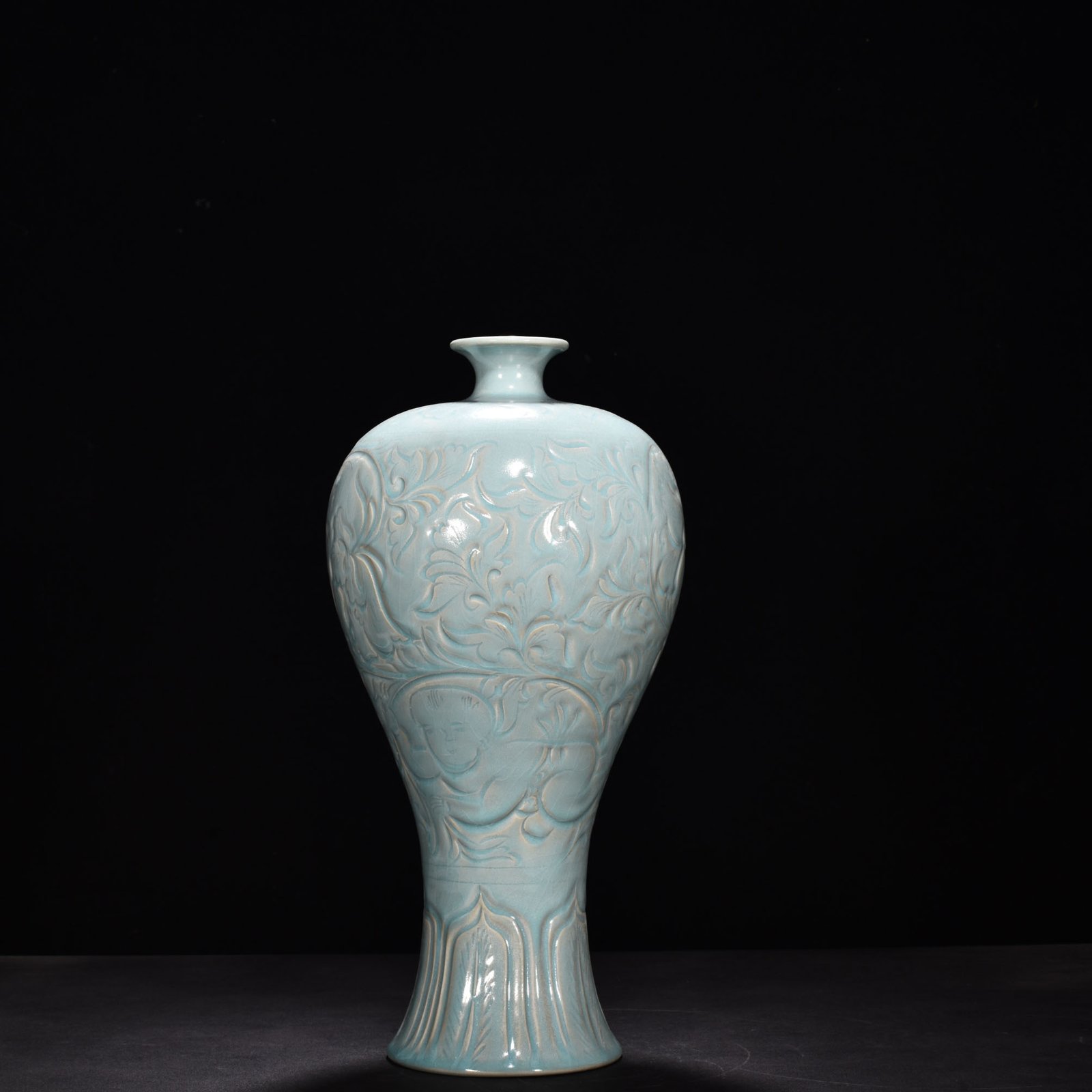 Song Dynasty Ru kiln azure glazed vase with floral patterns