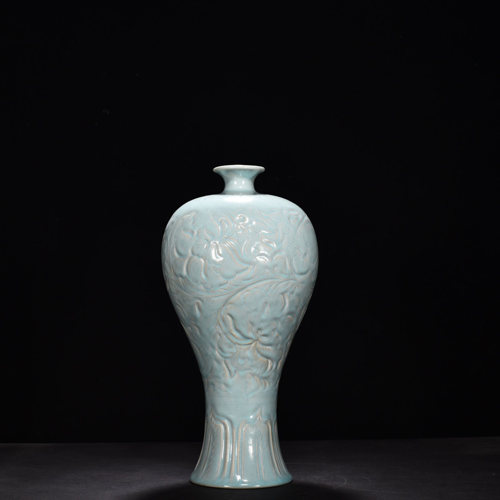 Song Dynasty Ru kiln azure glazed vase with floral patterns