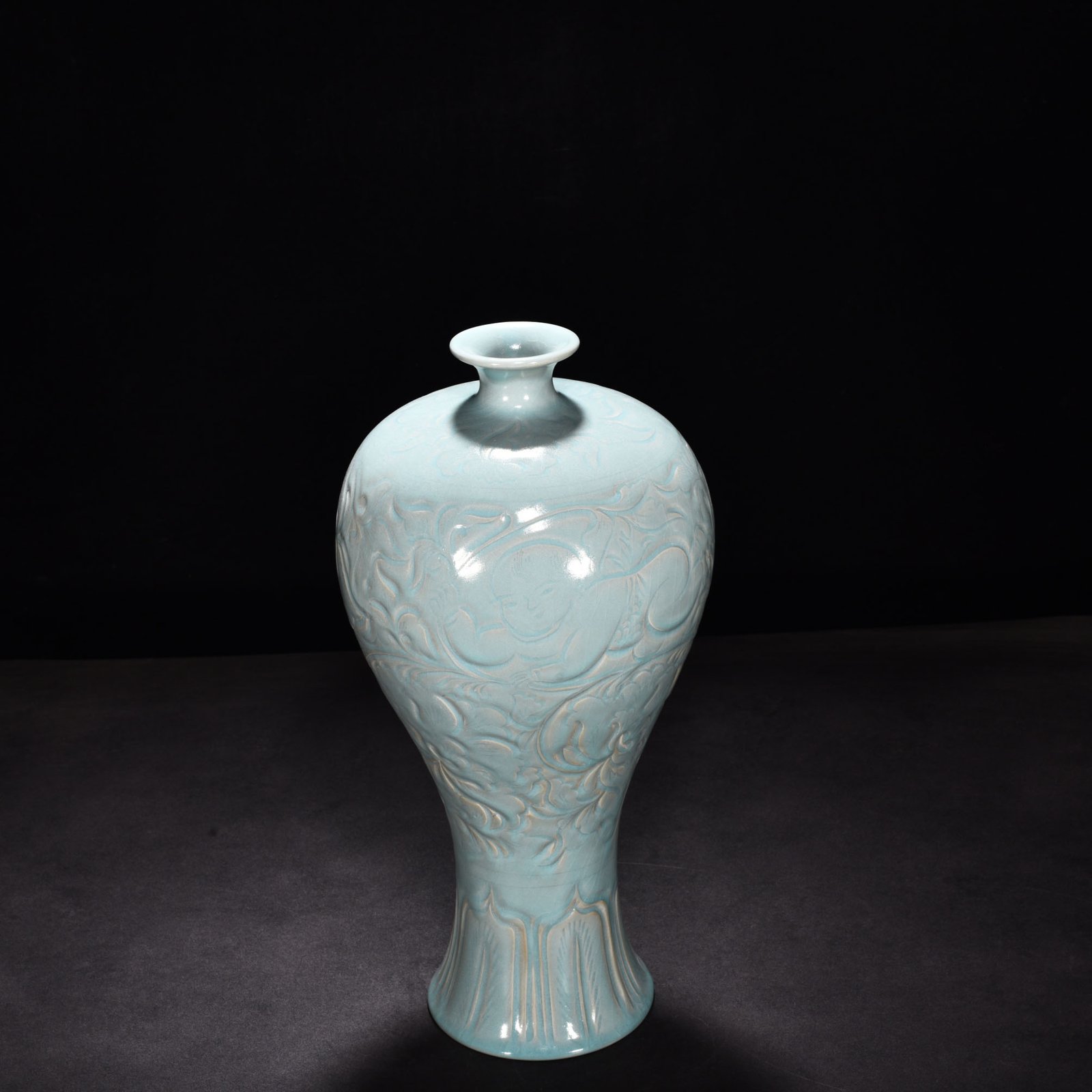 Song Dynasty Ru kiln azure glazed vase with floral patterns
