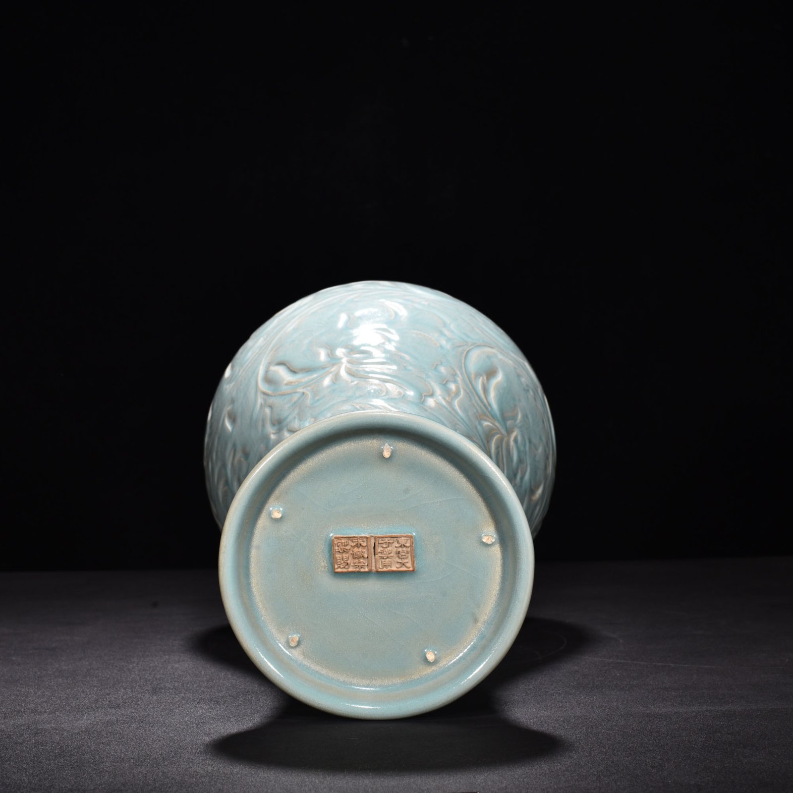 Song Dynasty Ru kiln azure glazed vase with floral patterns