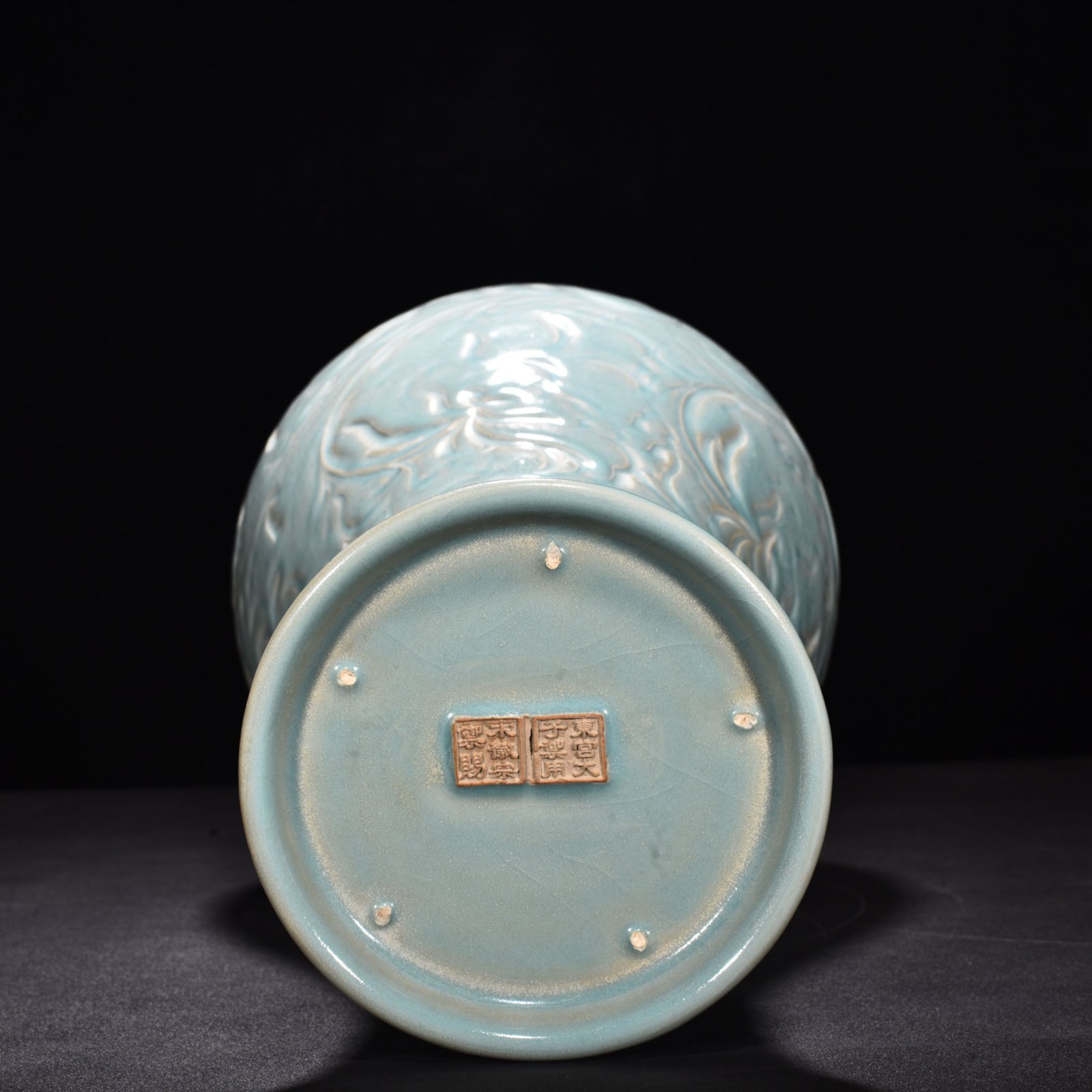 Song Dynasty Ru kiln azure glazed vase with floral patterns