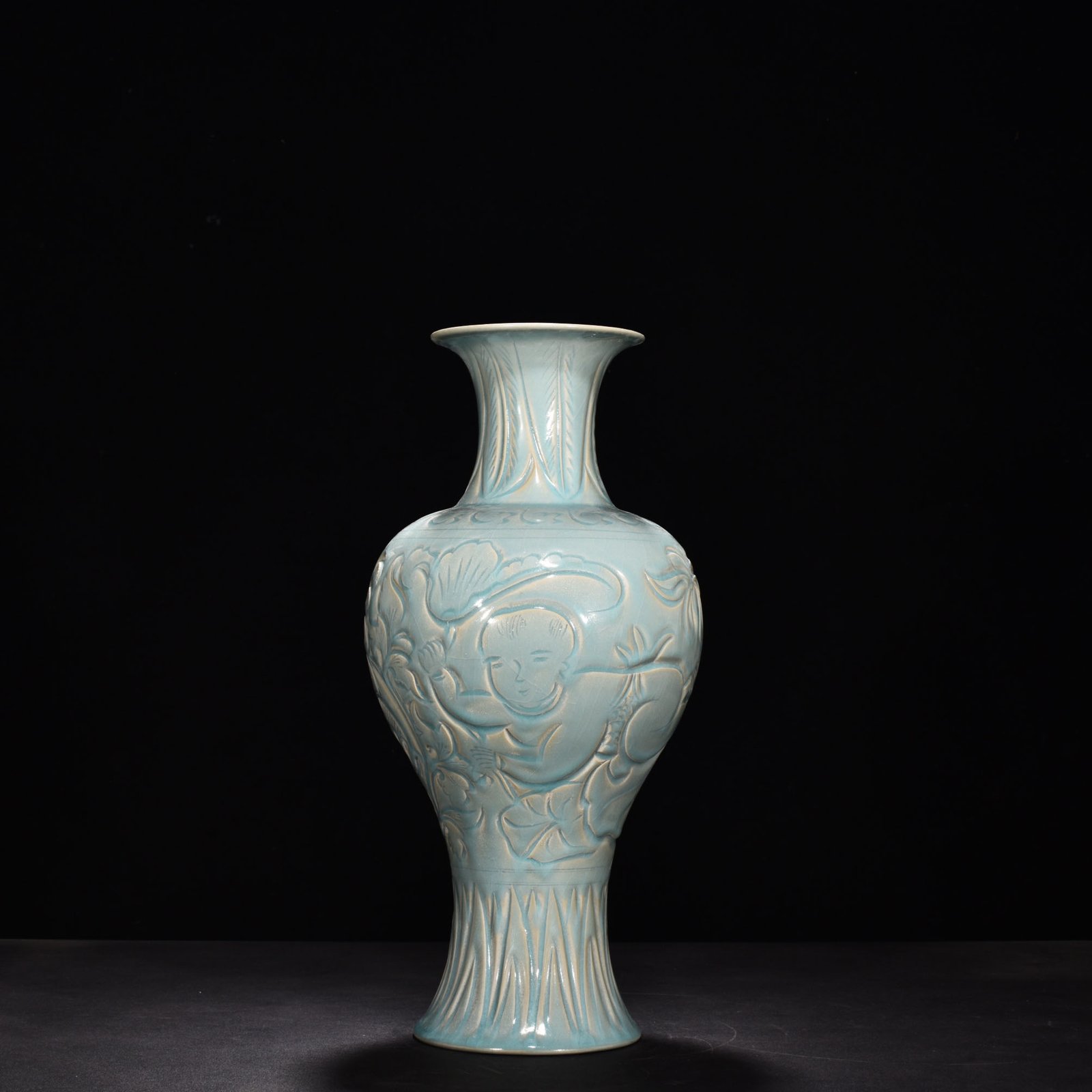 Song Dynasty Ru kiln azure glazed vase with floral patterns
