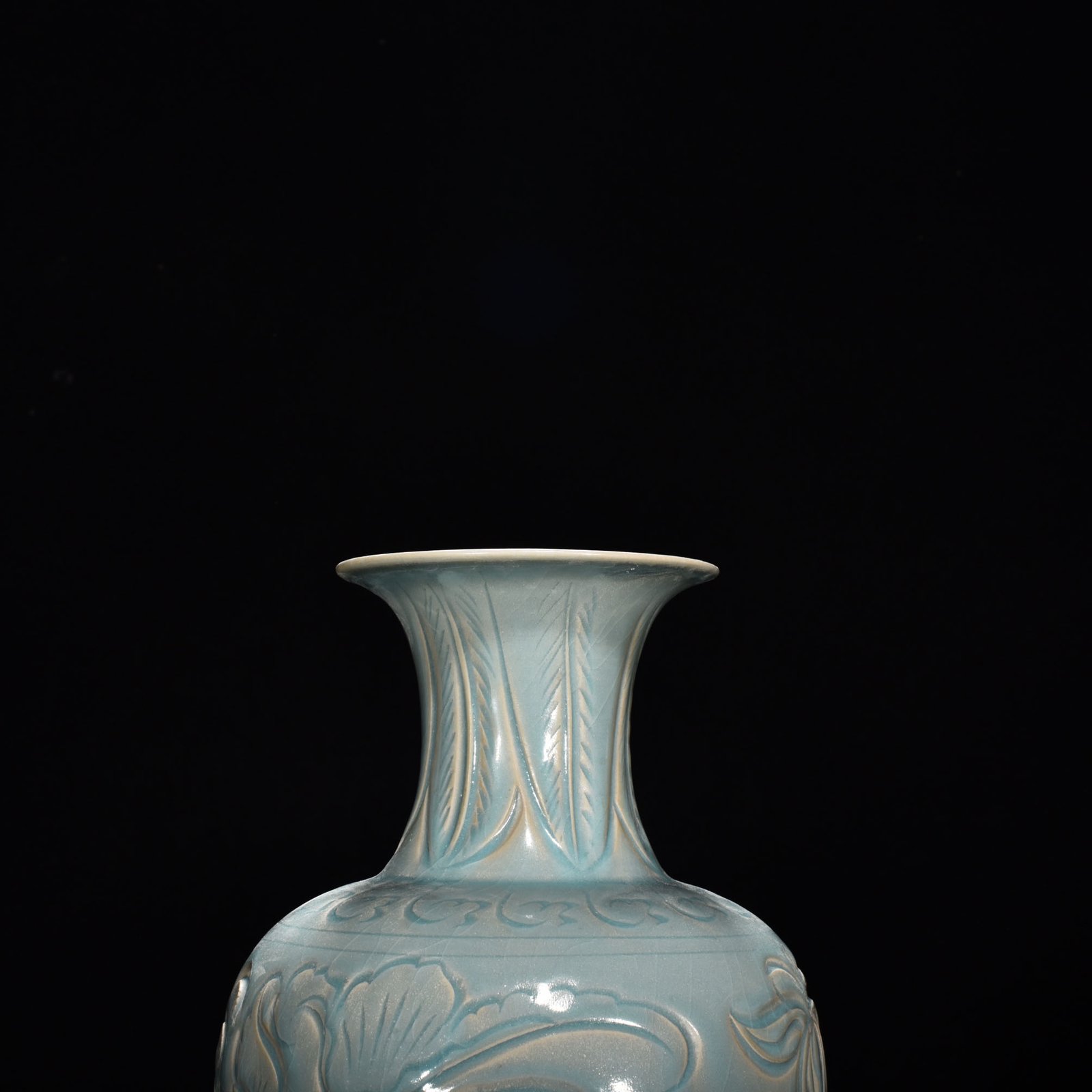 Song Dynasty Ru kiln azure glazed vase with floral patterns
