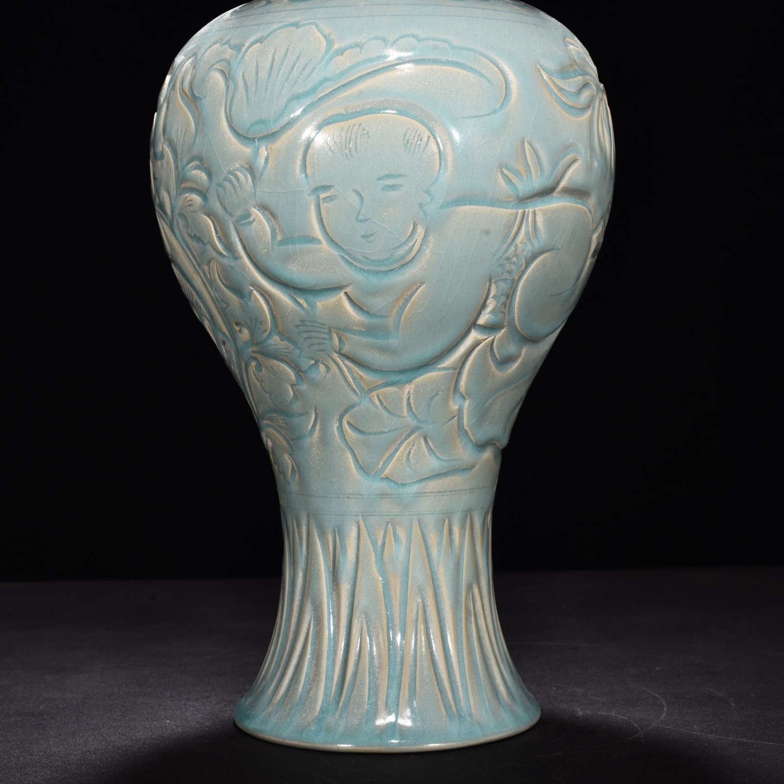 Song Dynasty Ru kiln azure glazed vase with floral patterns