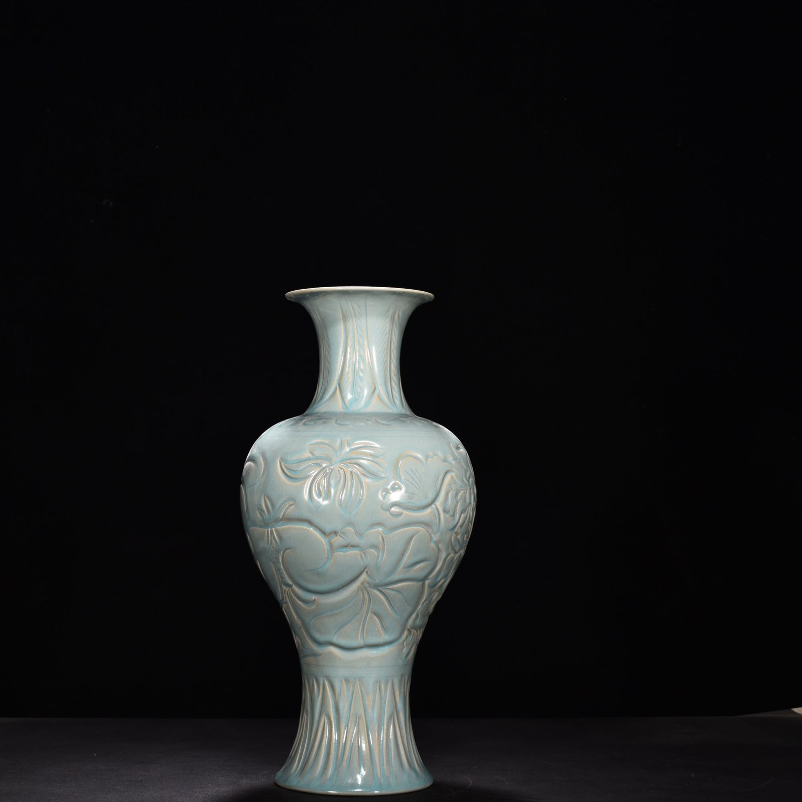 Song Dynasty Ru kiln azure glazed vase with floral patterns