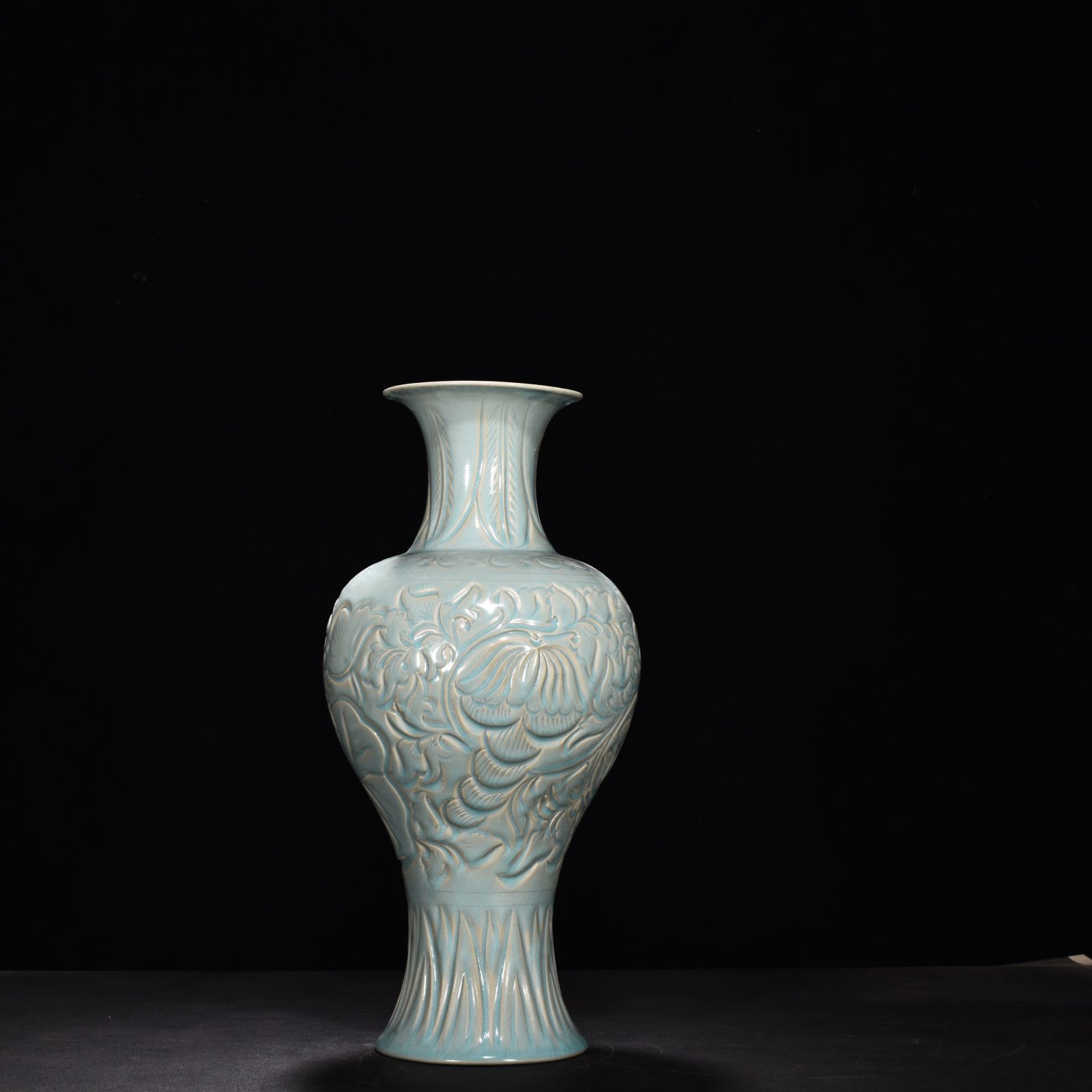 Song Dynasty Ru kiln azure glazed vase with floral patterns