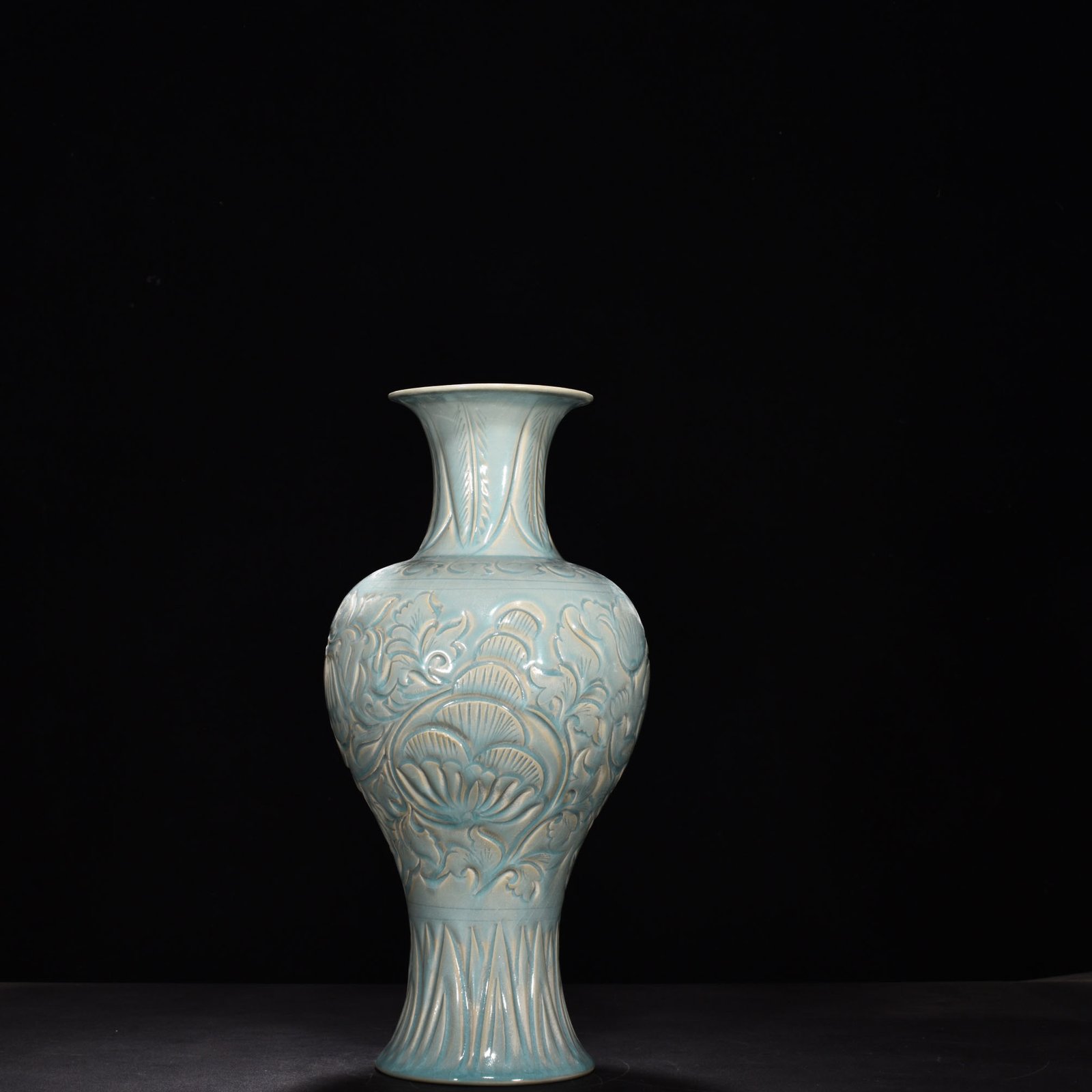 Song Dynasty Ru kiln azure glazed vase with floral patterns