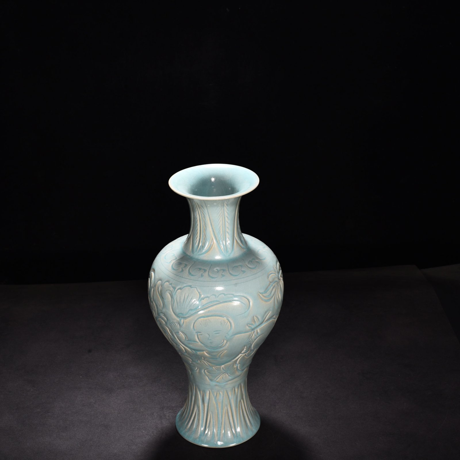 Song Dynasty Ru kiln azure glazed vase with floral patterns