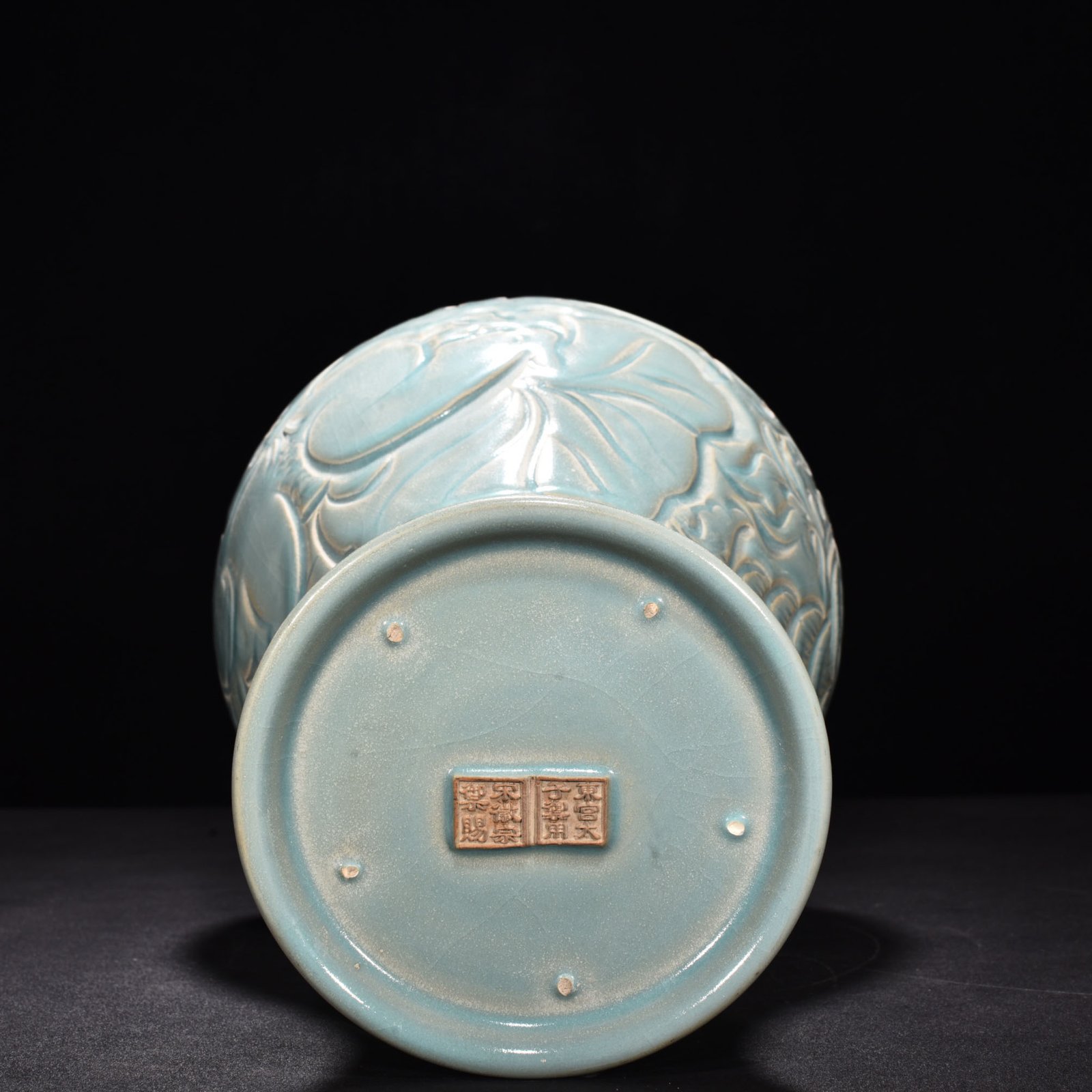 Song Dynasty Ru kiln azure glazed vase with floral patterns