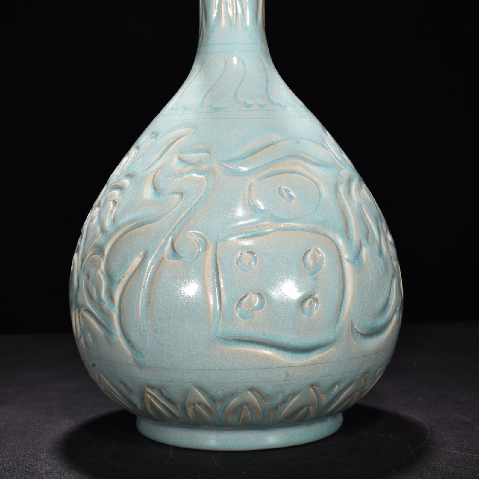 Song Dynasty Ru kiln azure glaze engraved flower “Fu” bile vase