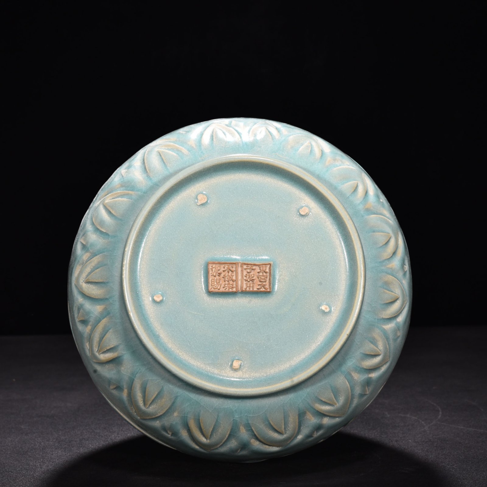 Song Dynasty Ru kiln azure glaze engraved flower “Fu” bile vase