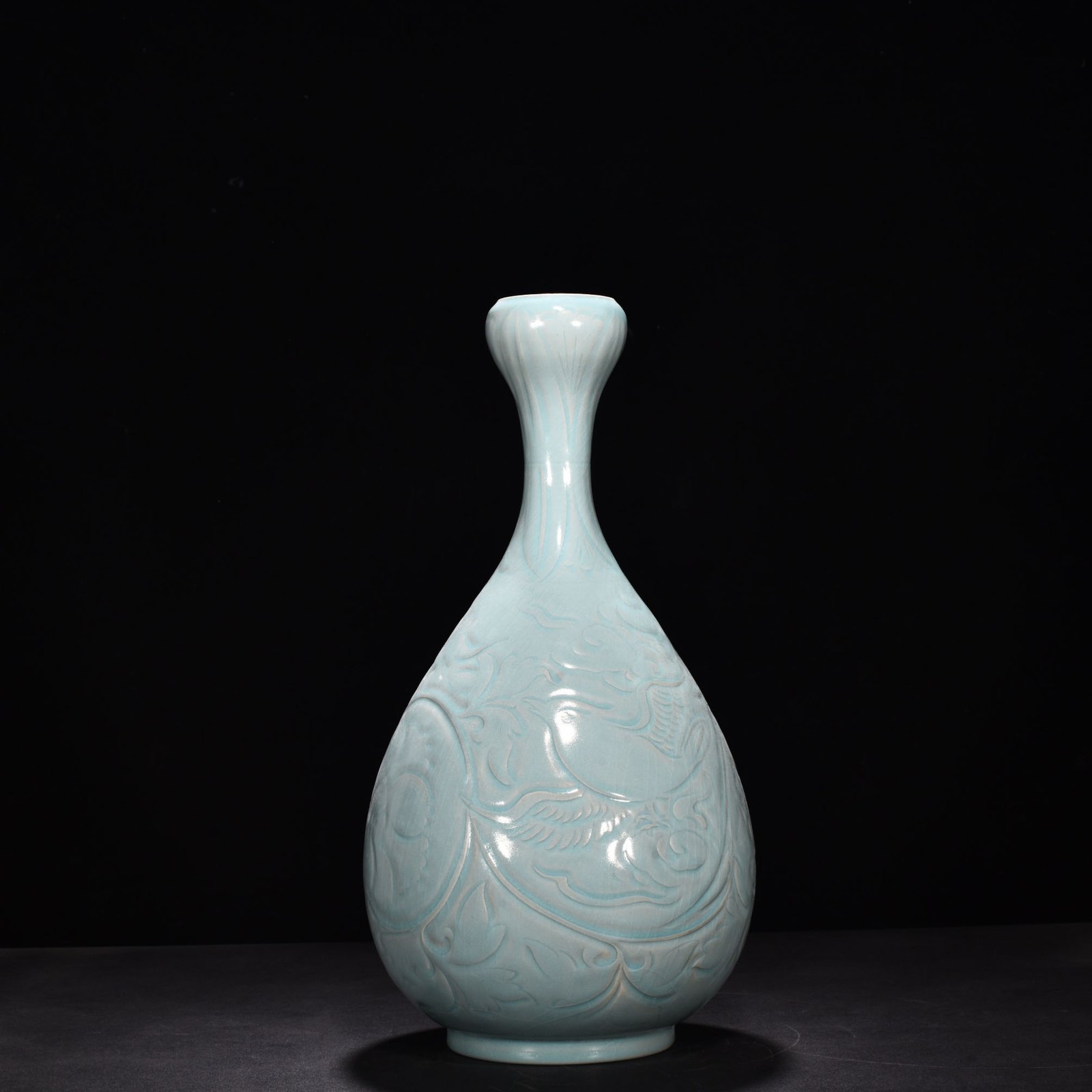 Song Dynasty Ru kiln azure glaze garlic vase with engraved patterns of flowers and birds