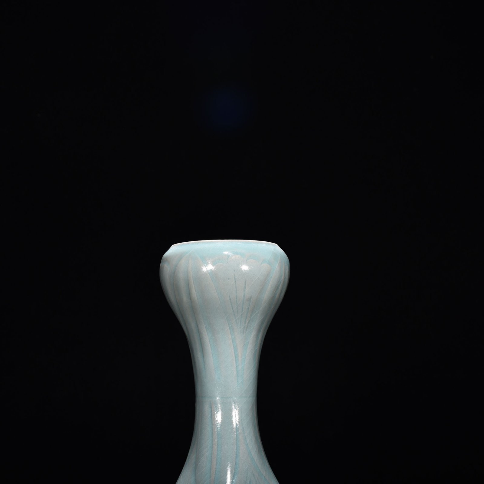 Song Dynasty Ru kiln azure glaze garlic vase with engraved patterns of flowers and birds