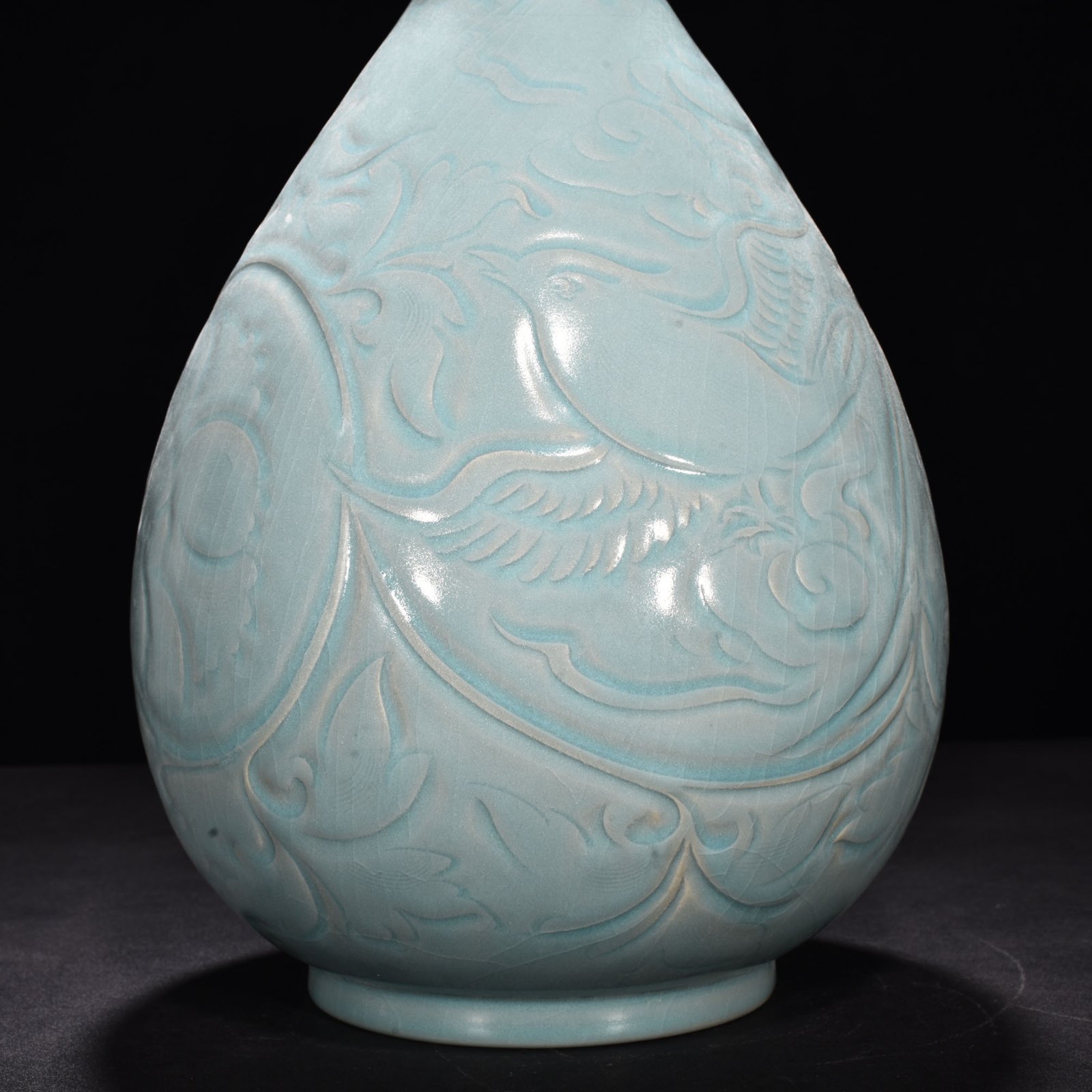 Song Dynasty Ru kiln azure glaze garlic vase with engraved patterns of flowers and birds
