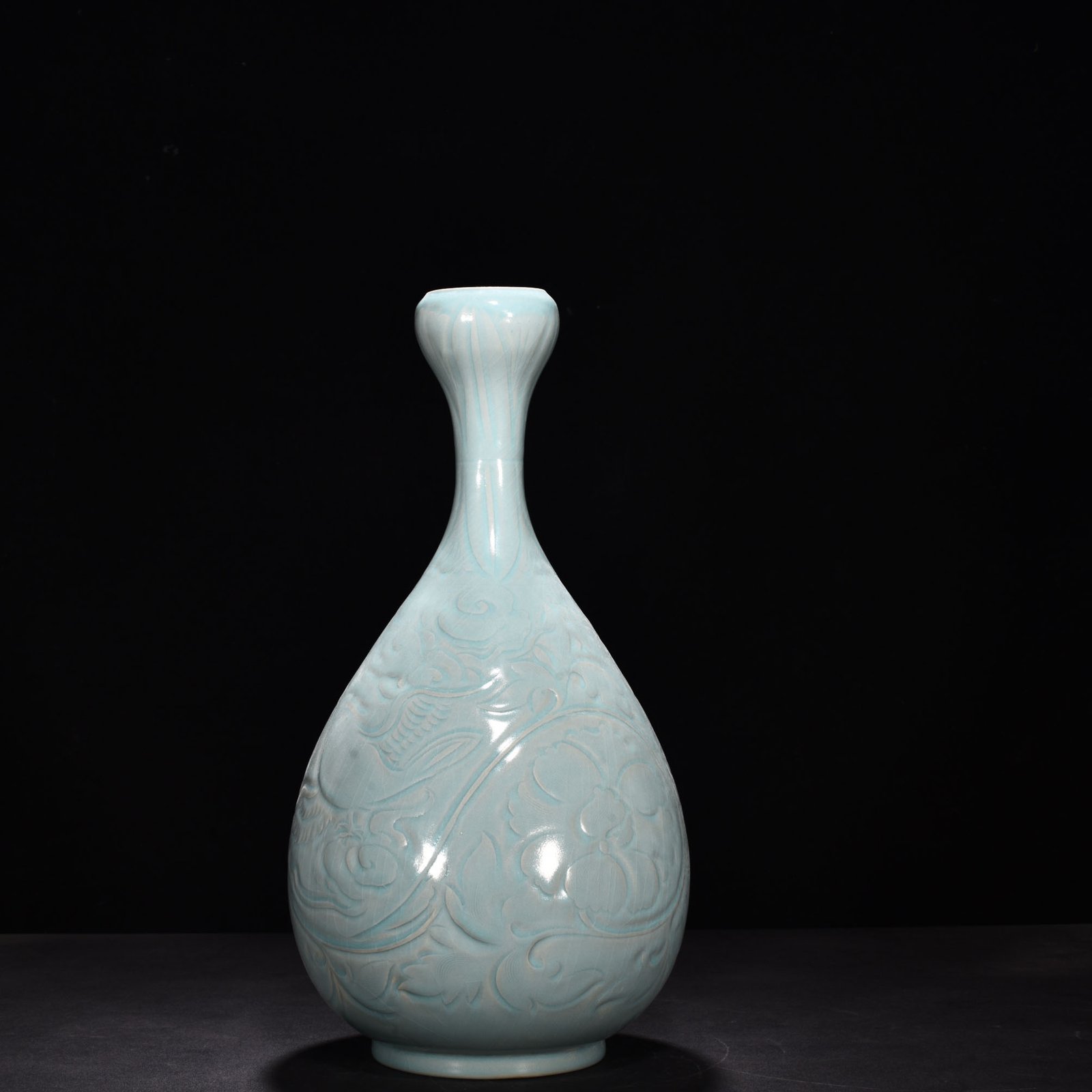 Song Dynasty Ru kiln azure glaze garlic vase with engraved patterns of flowers and birds