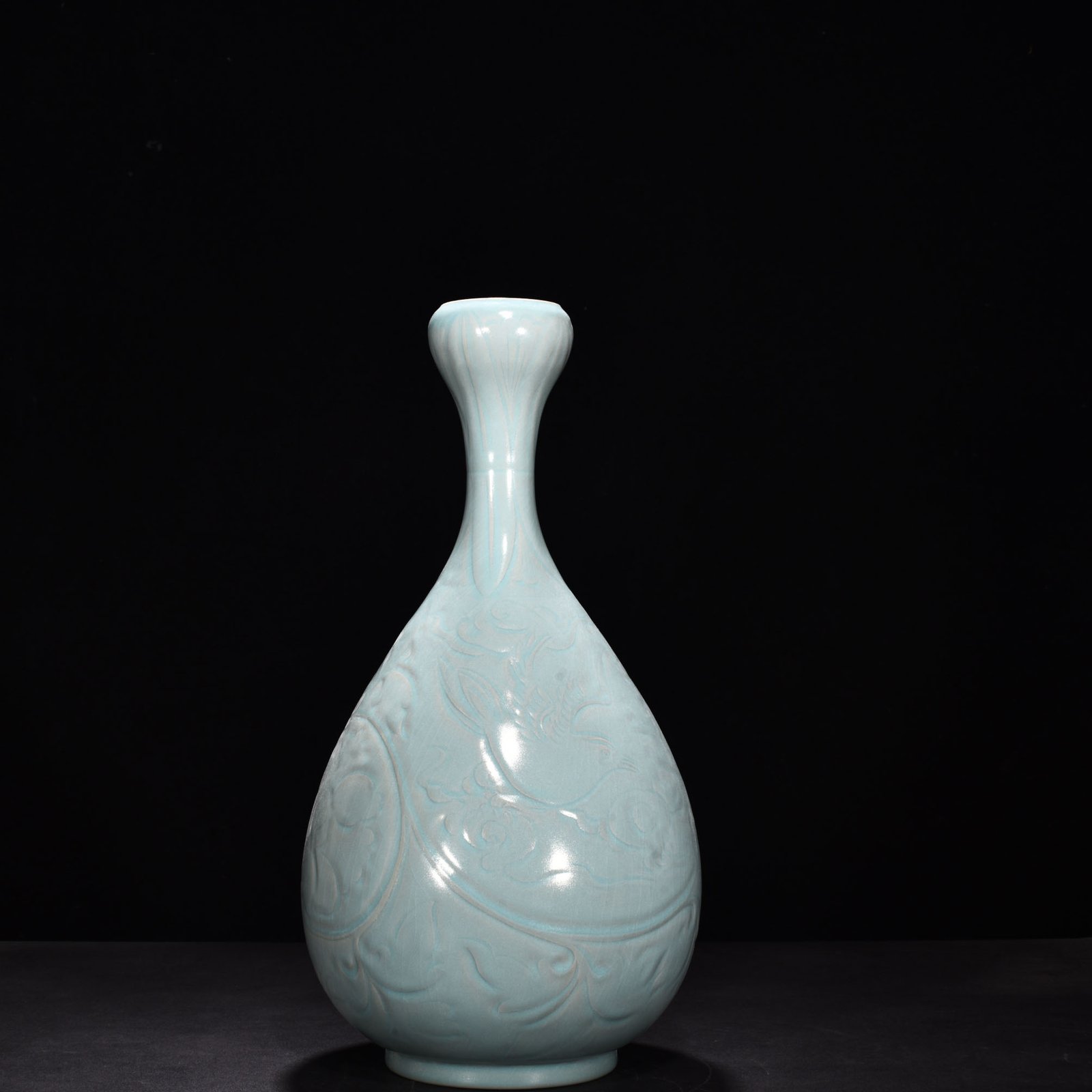 Song Dynasty Ru kiln azure glaze garlic vase with engraved patterns of flowers and birds