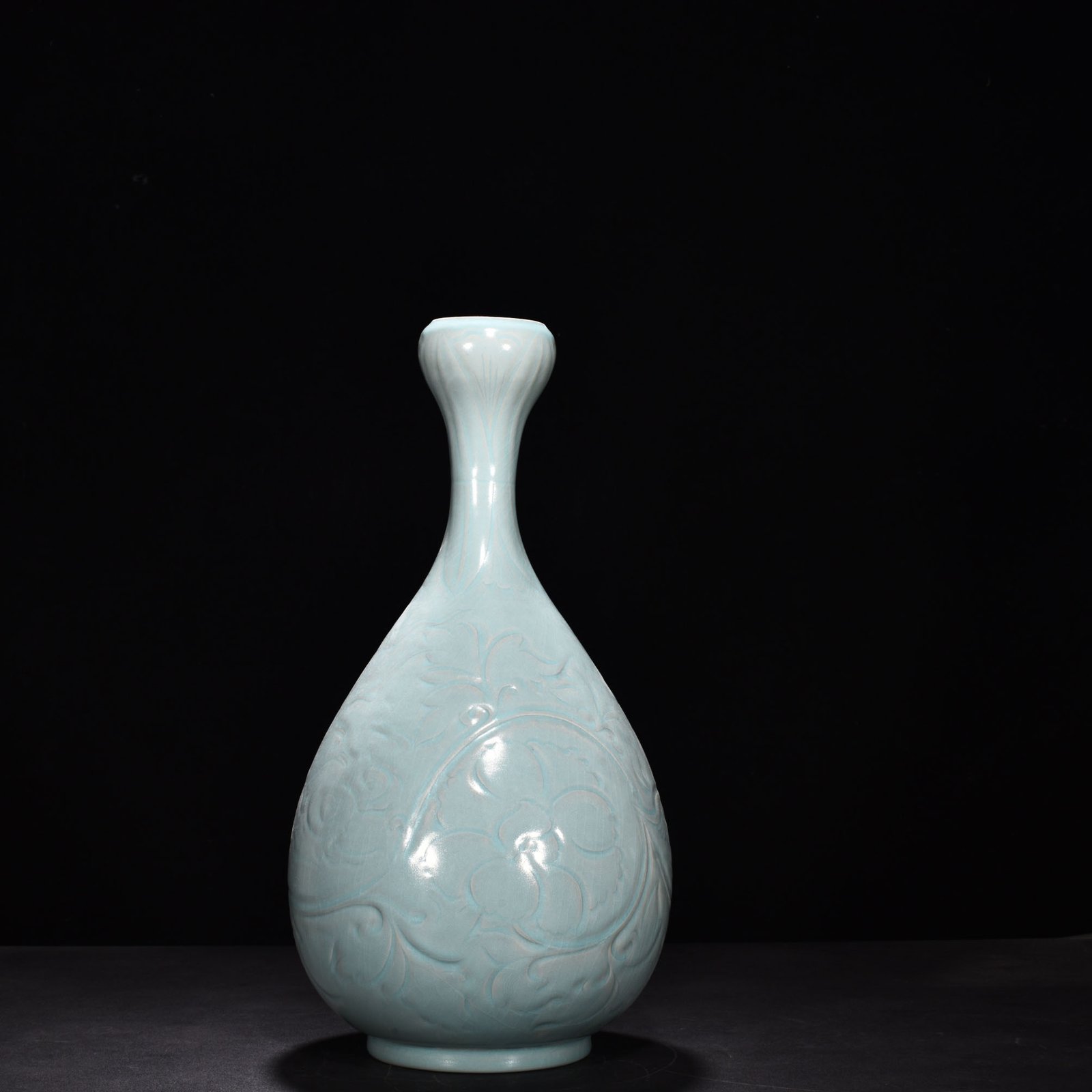 Song Dynasty Ru kiln azure glaze garlic vase with engraved patterns of flowers and birds