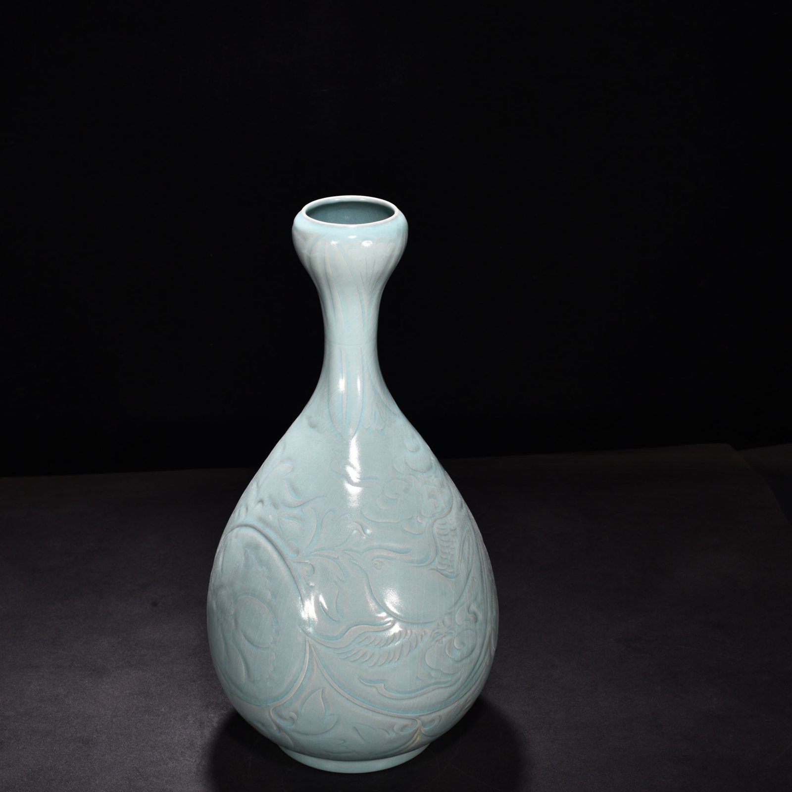 Song Dynasty Ru kiln azure glaze garlic vase with engraved patterns of flowers and birds