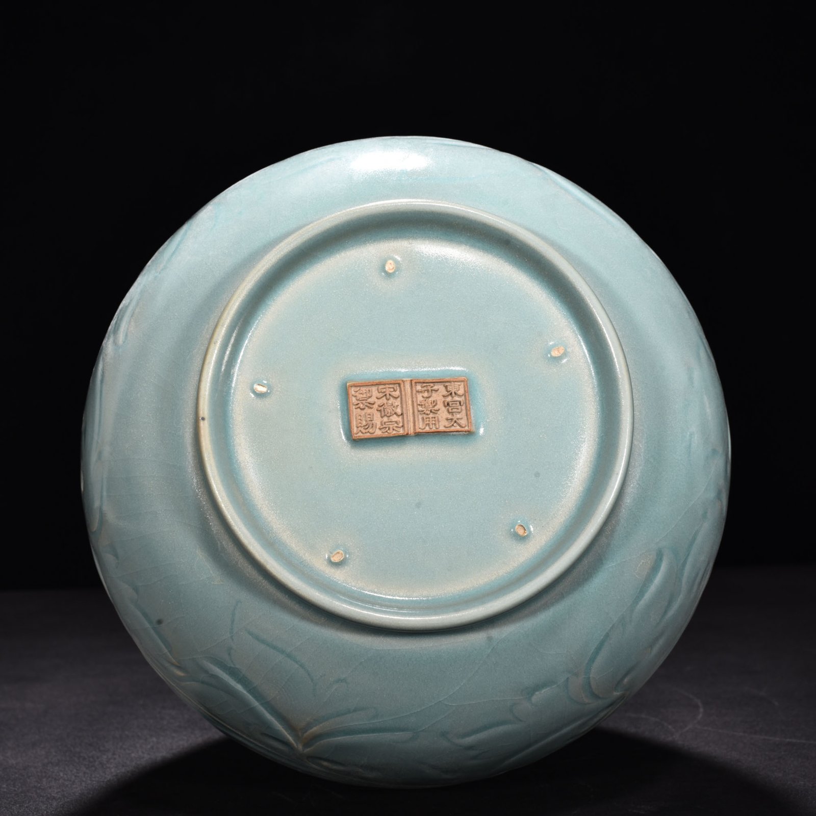 Song Dynasty Ru kiln azure glaze garlic vase with engraved patterns of flowers and birds