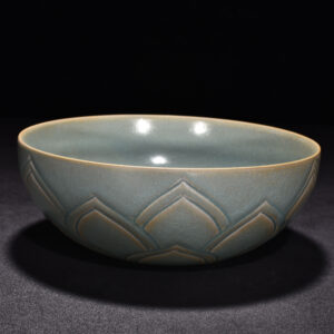 Song Dynasty Ru kiln azure glaze engraved dragon pattern bowl