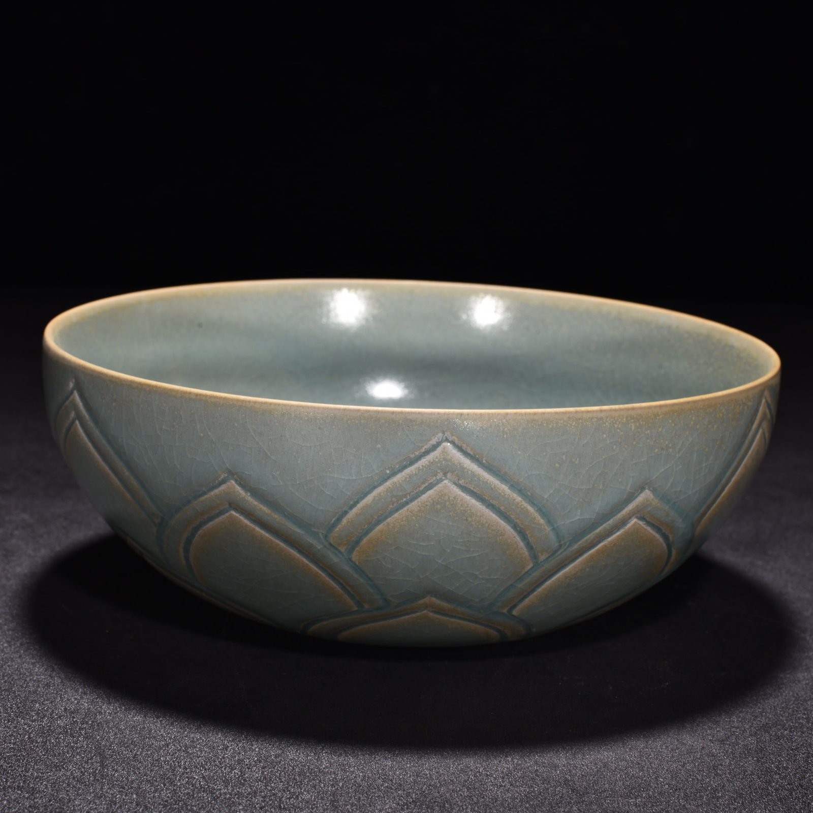 Song Dynasty Ru kiln azure glaze engraved dragon pattern bowl