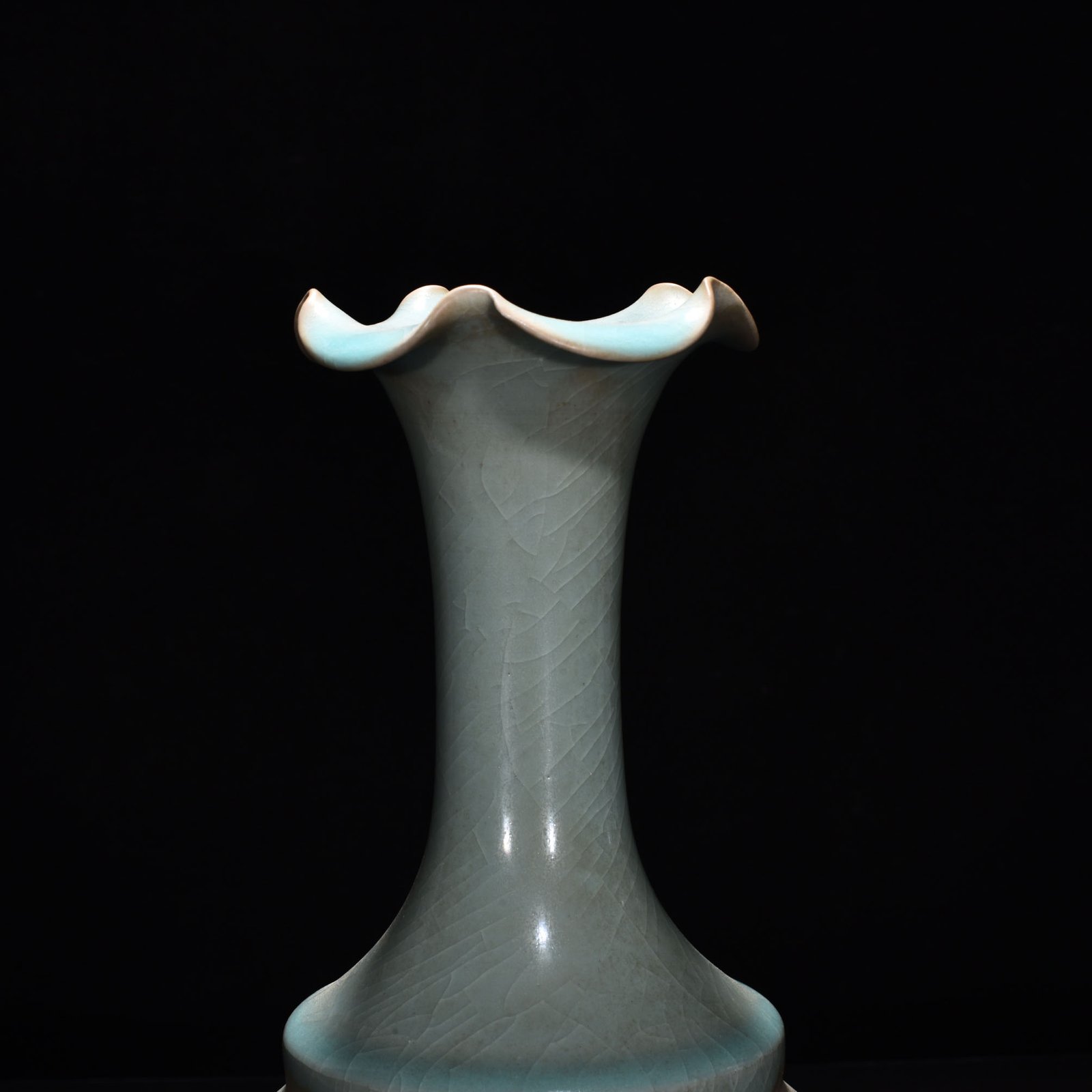 Song Dynasty Ru kiln azure glaze engraved poetry pattern flower mouth vase