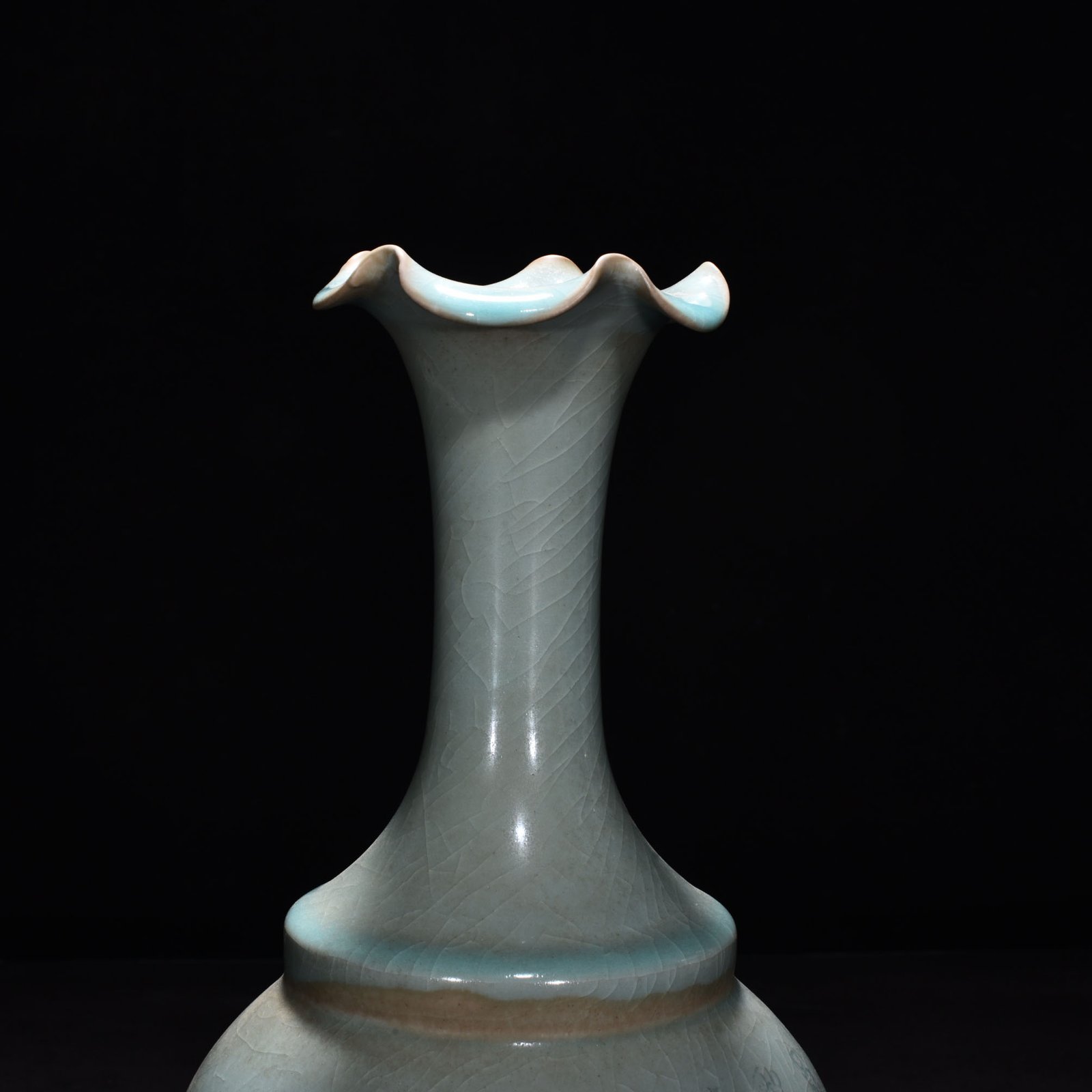 Song Dynasty Ru kiln azure glaze engraved poetry pattern flower mouth vase