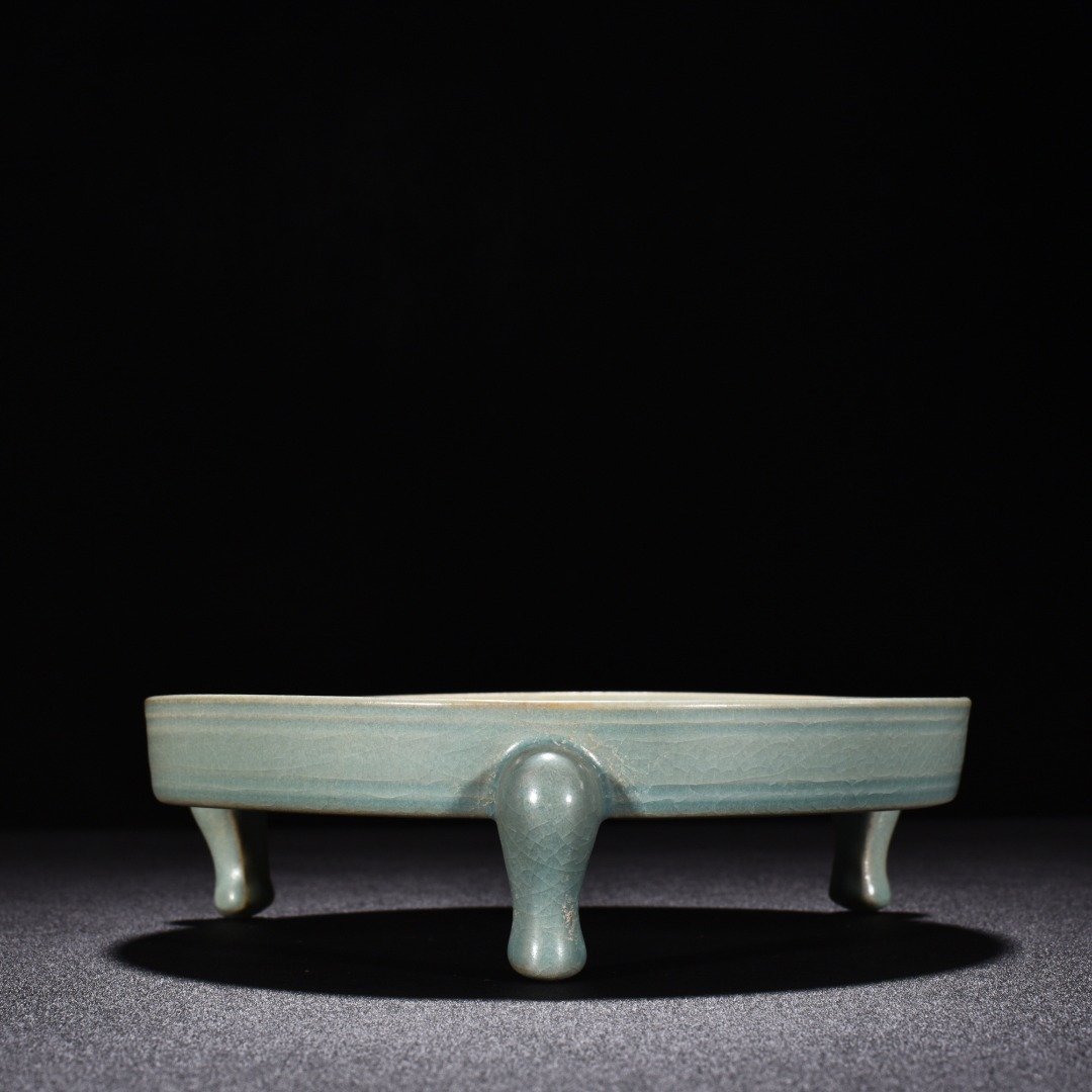 Song Dynasty Ru Kiln azure glaze three legged washer