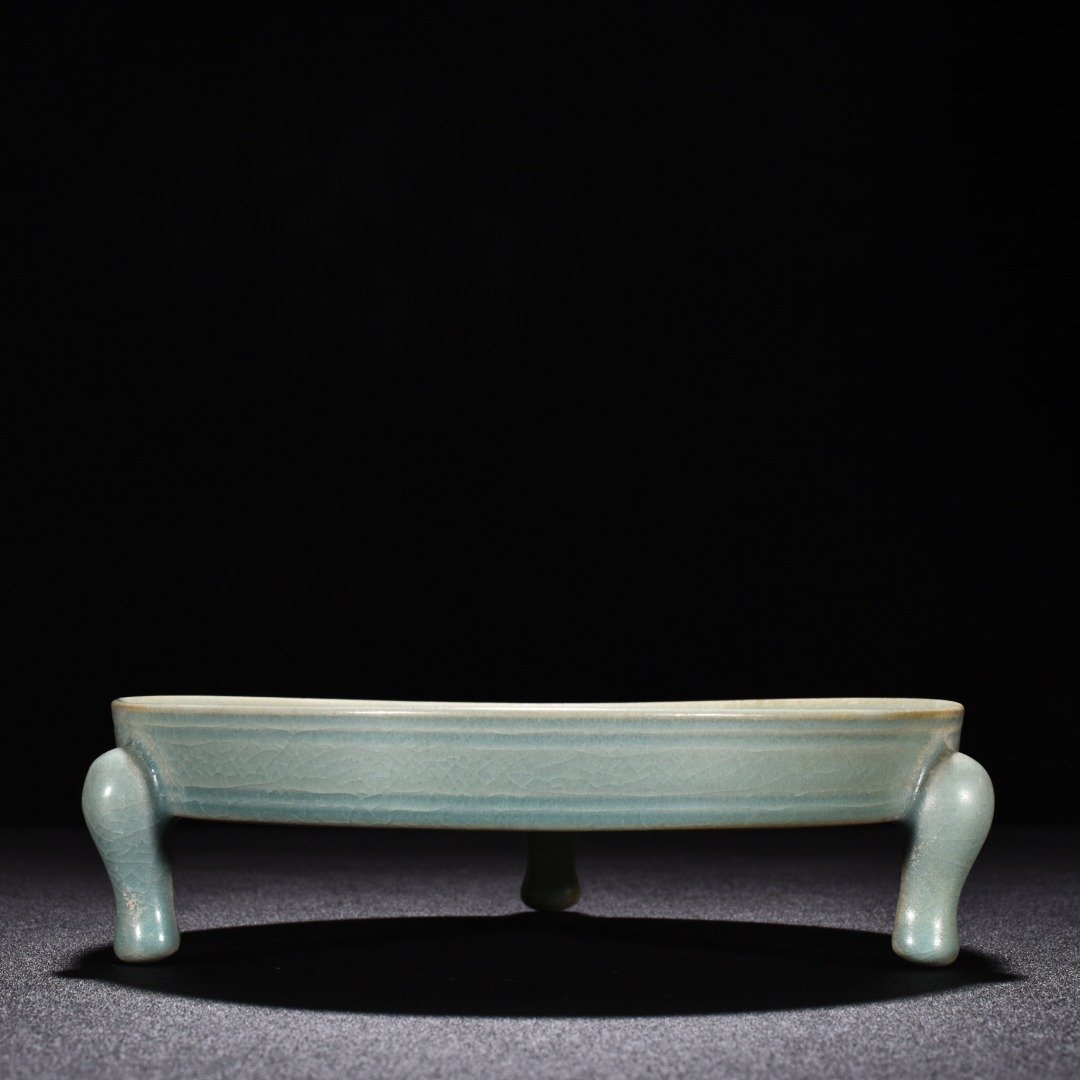 Song Dynasty Ru Kiln azure glaze three legged washer