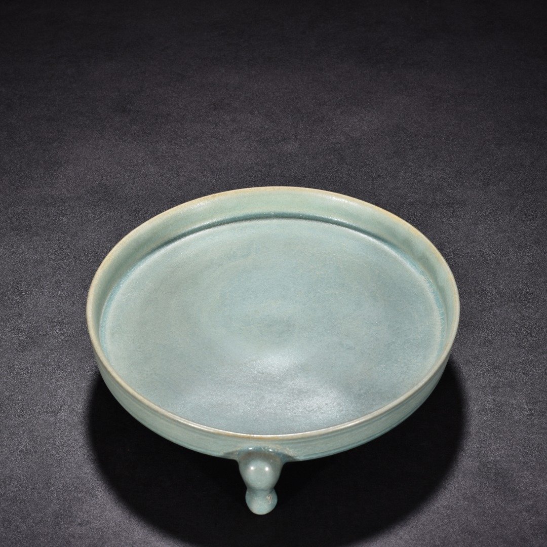 Song Dynasty Ru Kiln azure glaze three legged washer