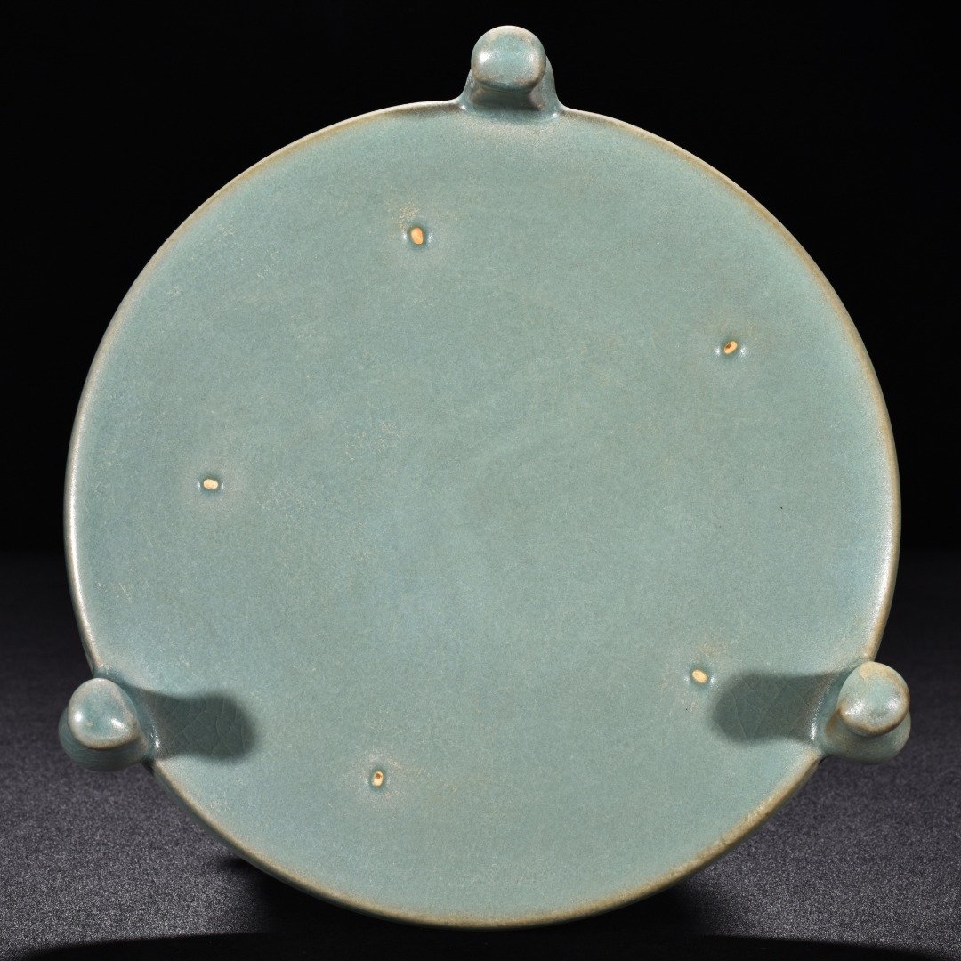 Song Dynasty Ru Kiln azure glaze three legged washer