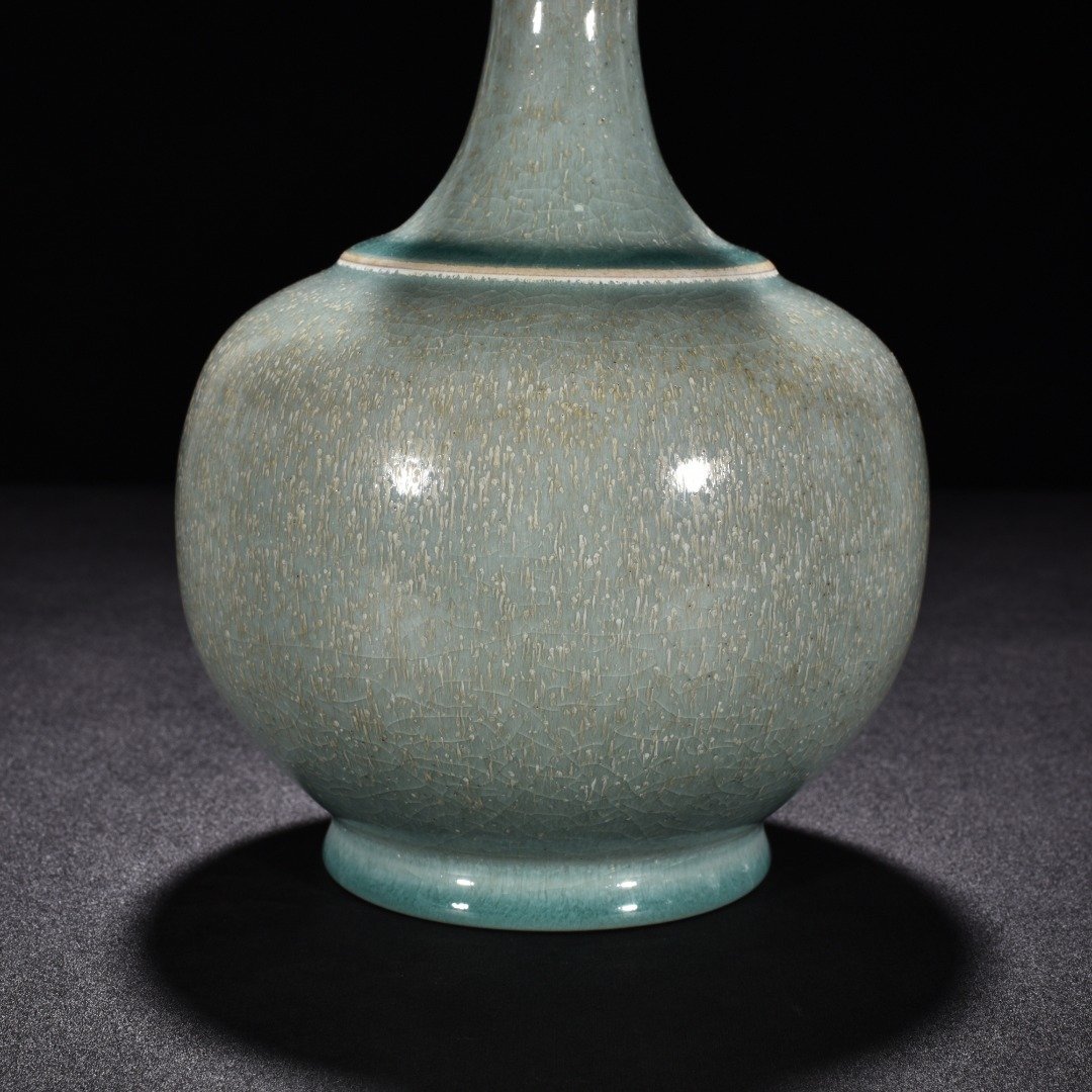 Song Dynasty Ru kiln azure glaze dazzling pattern bottle