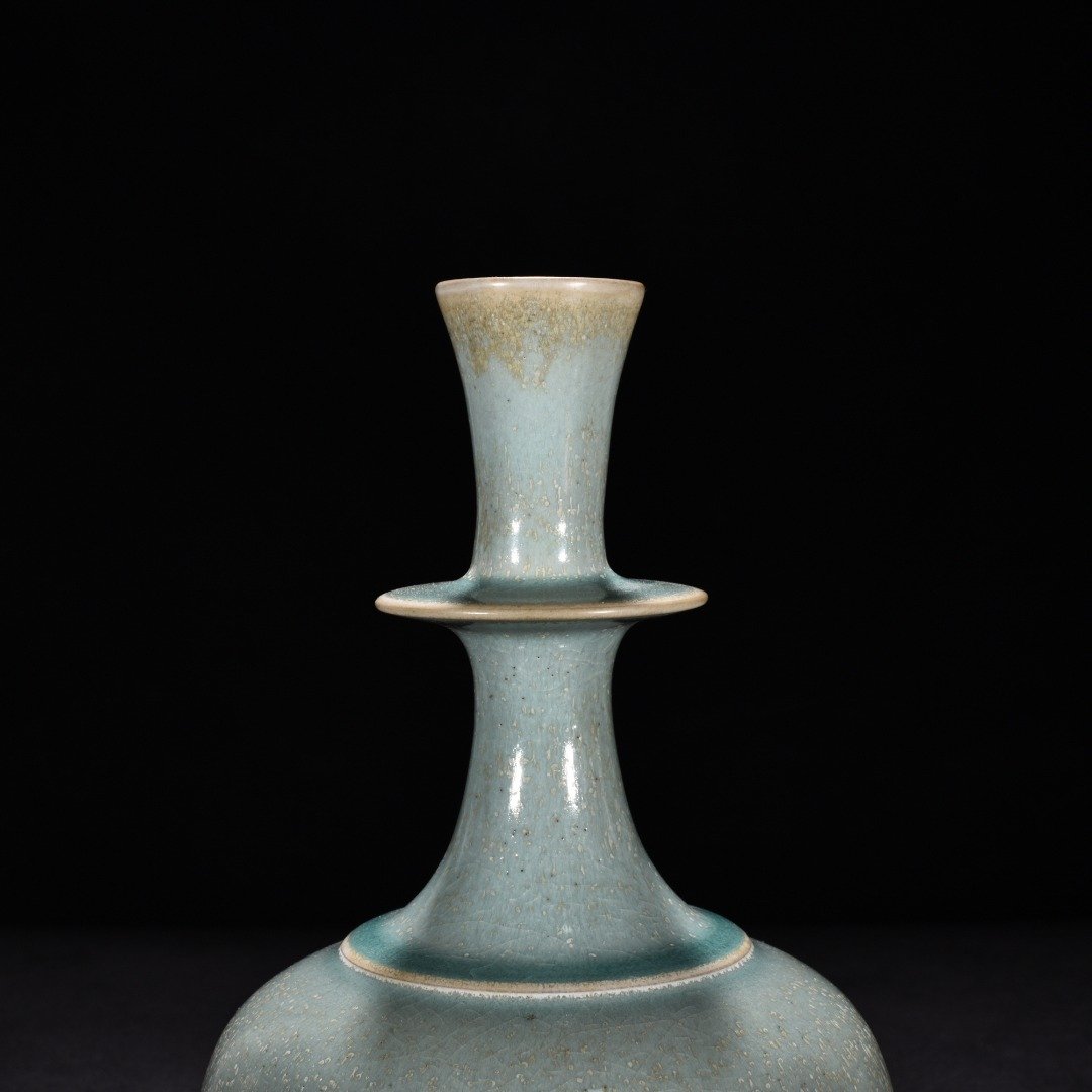Song Dynasty Ru kiln azure glaze dazzling pattern bottle