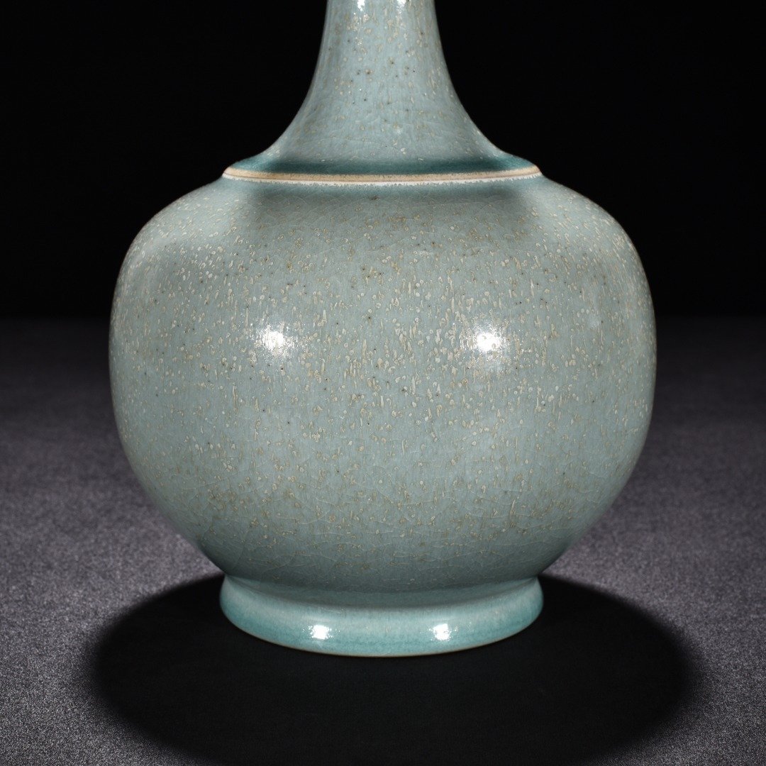 Song Dynasty Ru kiln azure glaze dazzling pattern bottle