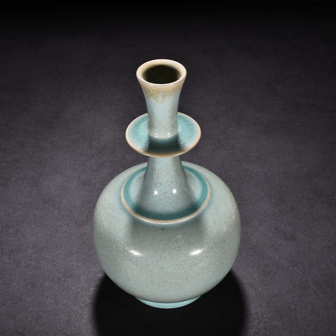 Song Dynasty Ru kiln azure glaze dazzling pattern bottle