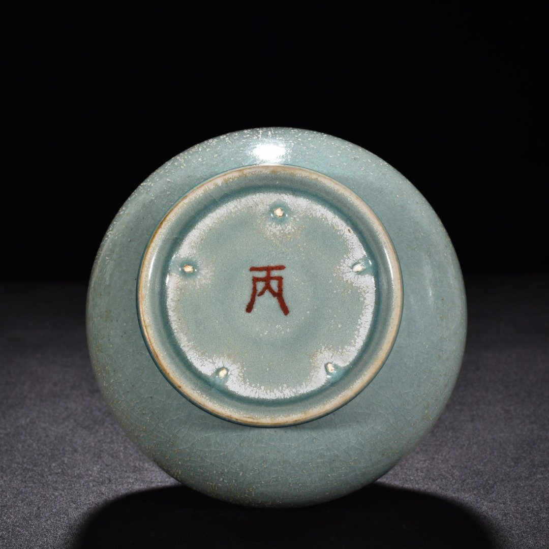 Song Dynasty Ru kiln azure glaze dazzling pattern bottle