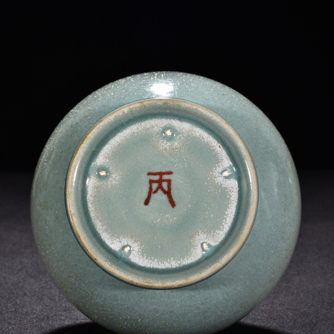 Song Dynasty Ru kiln azure glaze dazzling pattern bottle