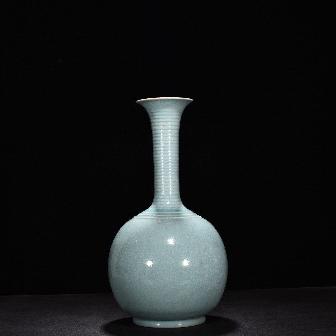 Song Dynasty Ru kiln azure glaze dazzling pattern long neck bottle