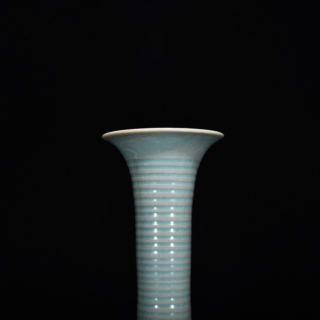 Song Dynasty Ru kiln azure glaze dazzling pattern long neck bottle
