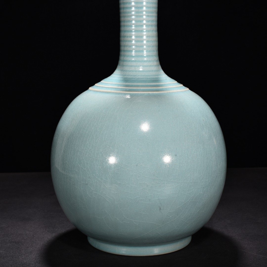 Song Dynasty Ru kiln azure glaze dazzling pattern long neck bottle