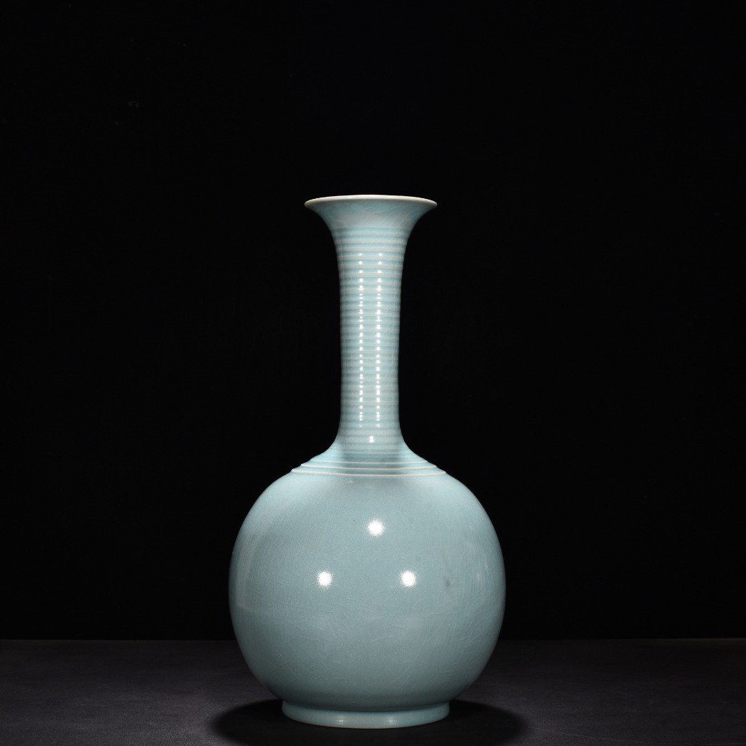 Song Dynasty Ru kiln azure glaze dazzling pattern long neck bottle