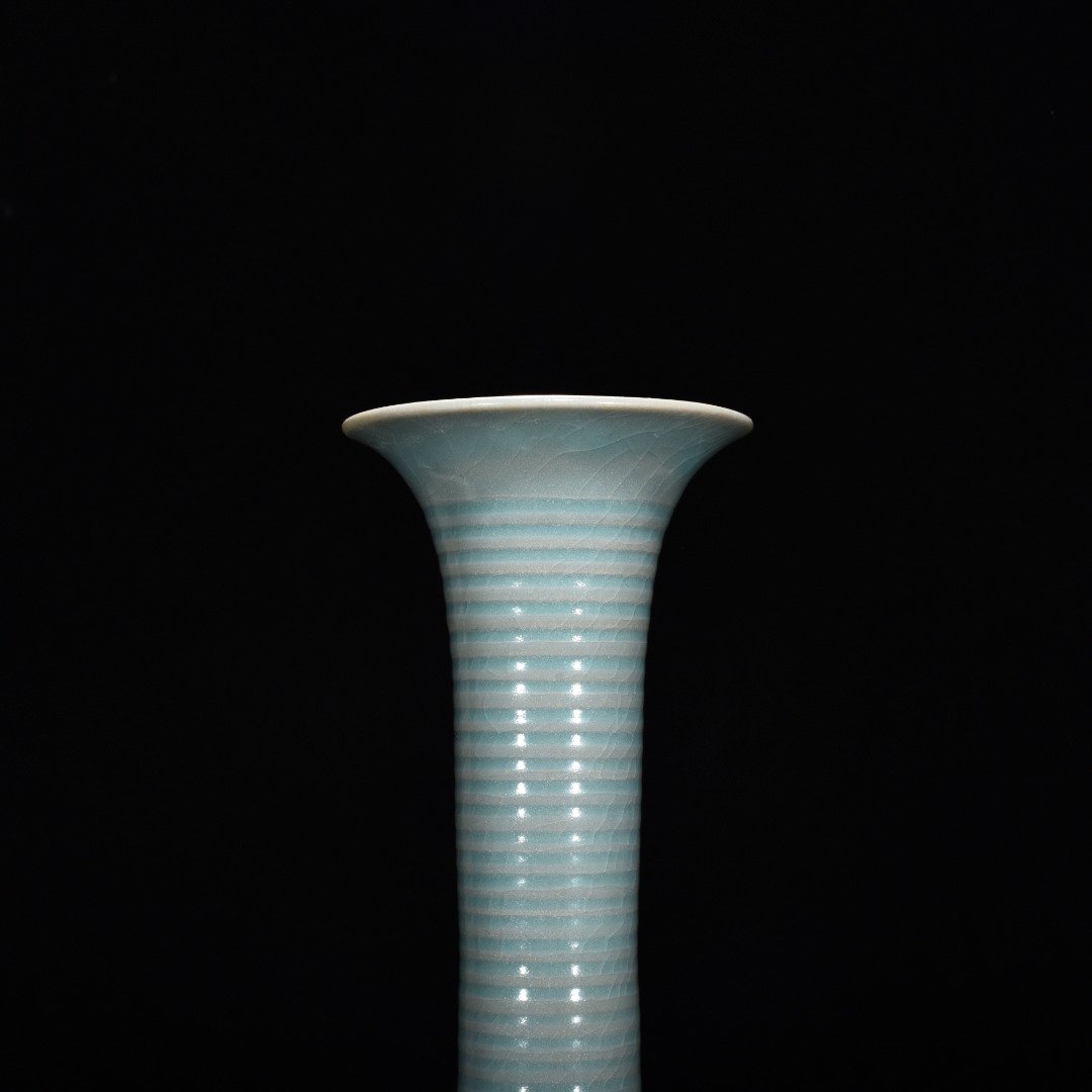 Song Dynasty Ru kiln azure glaze dazzling pattern long neck bottle