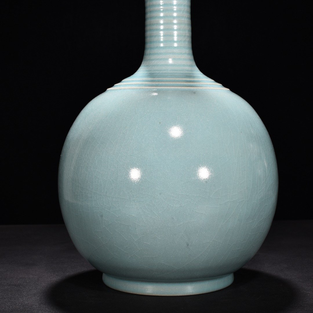 Song Dynasty Ru kiln azure glaze dazzling pattern long neck bottle