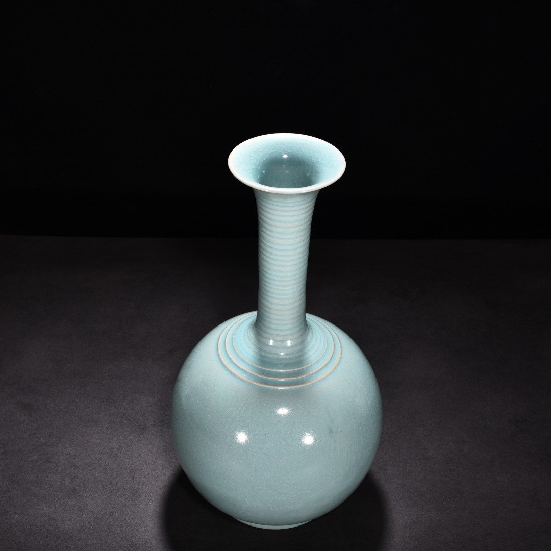 Song Dynasty Ru kiln azure glaze dazzling pattern long neck bottle