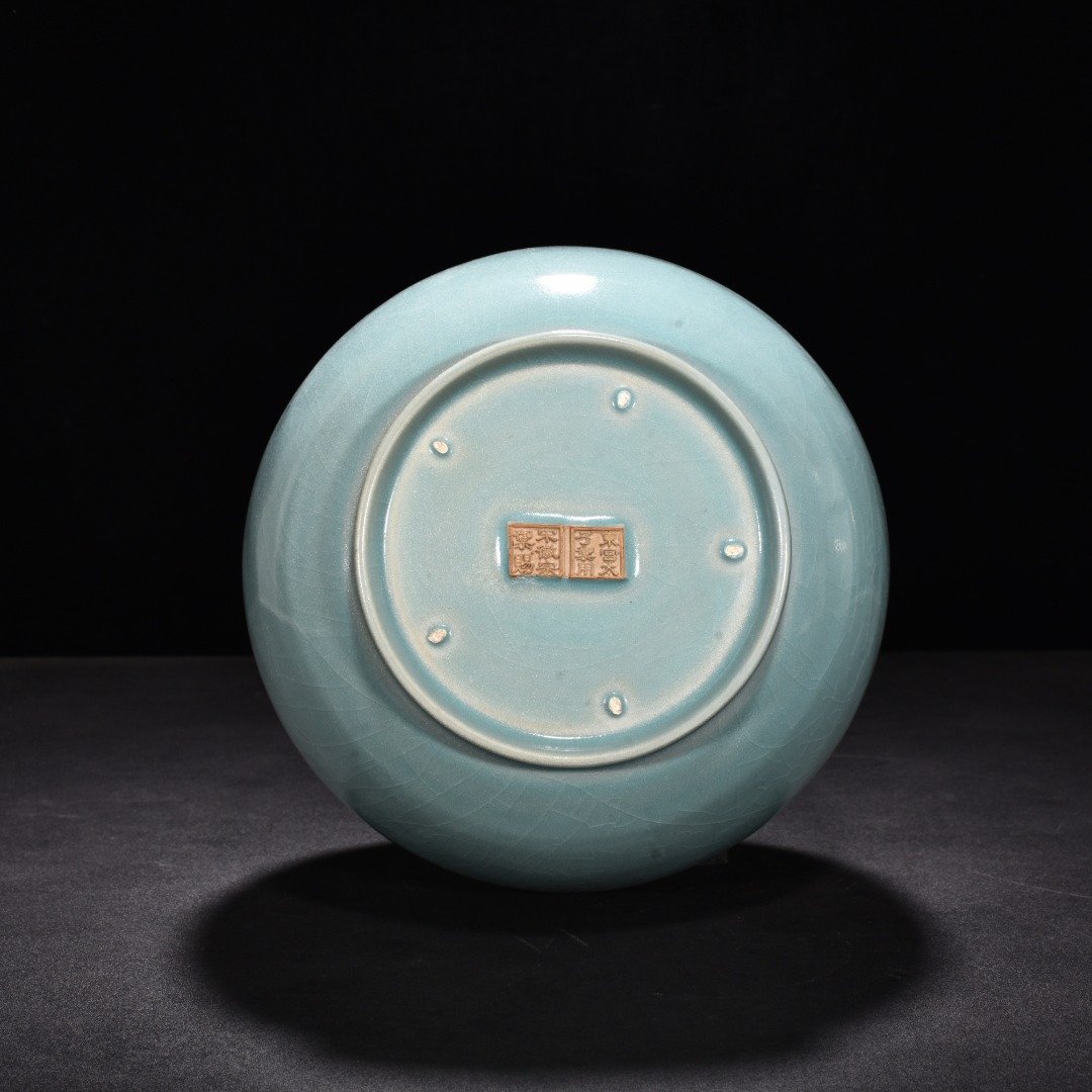 Song Dynasty Ru kiln azure glaze dazzling pattern long neck bottle