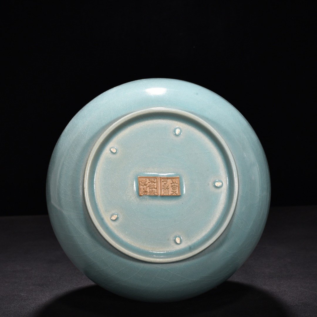 Song Dynasty Ru kiln azure glaze dazzling pattern long neck bottle