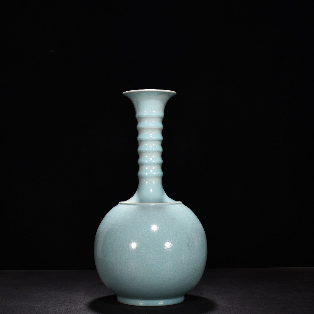 Song Dynasty Ru kiln azure glaze dazzling pattern long neck bottle